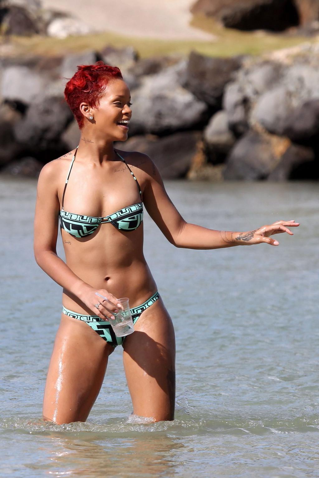 15P Rihanna looks very sexy wearing skimpy bikini on Hawaiian beach