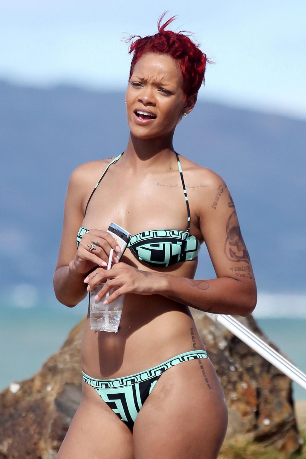 15P Rihanna looks very sexy wearing skimpy bikini on Hawaiian beach