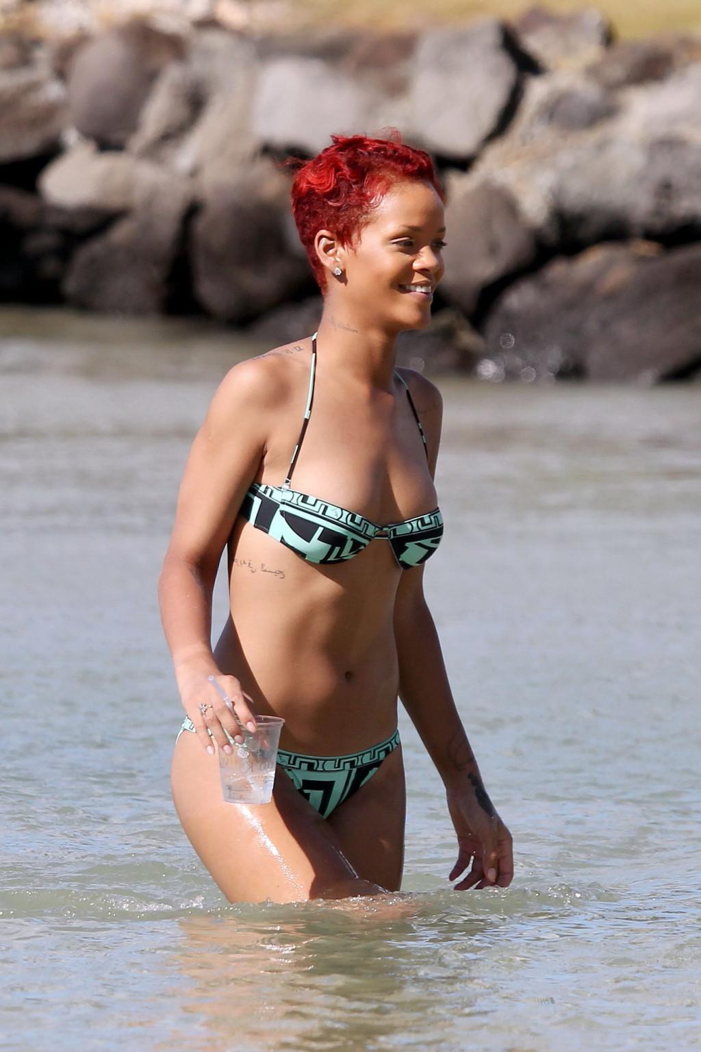15P Rihanna looks very sexy wearing skimpy bikini on Hawaiian beach
