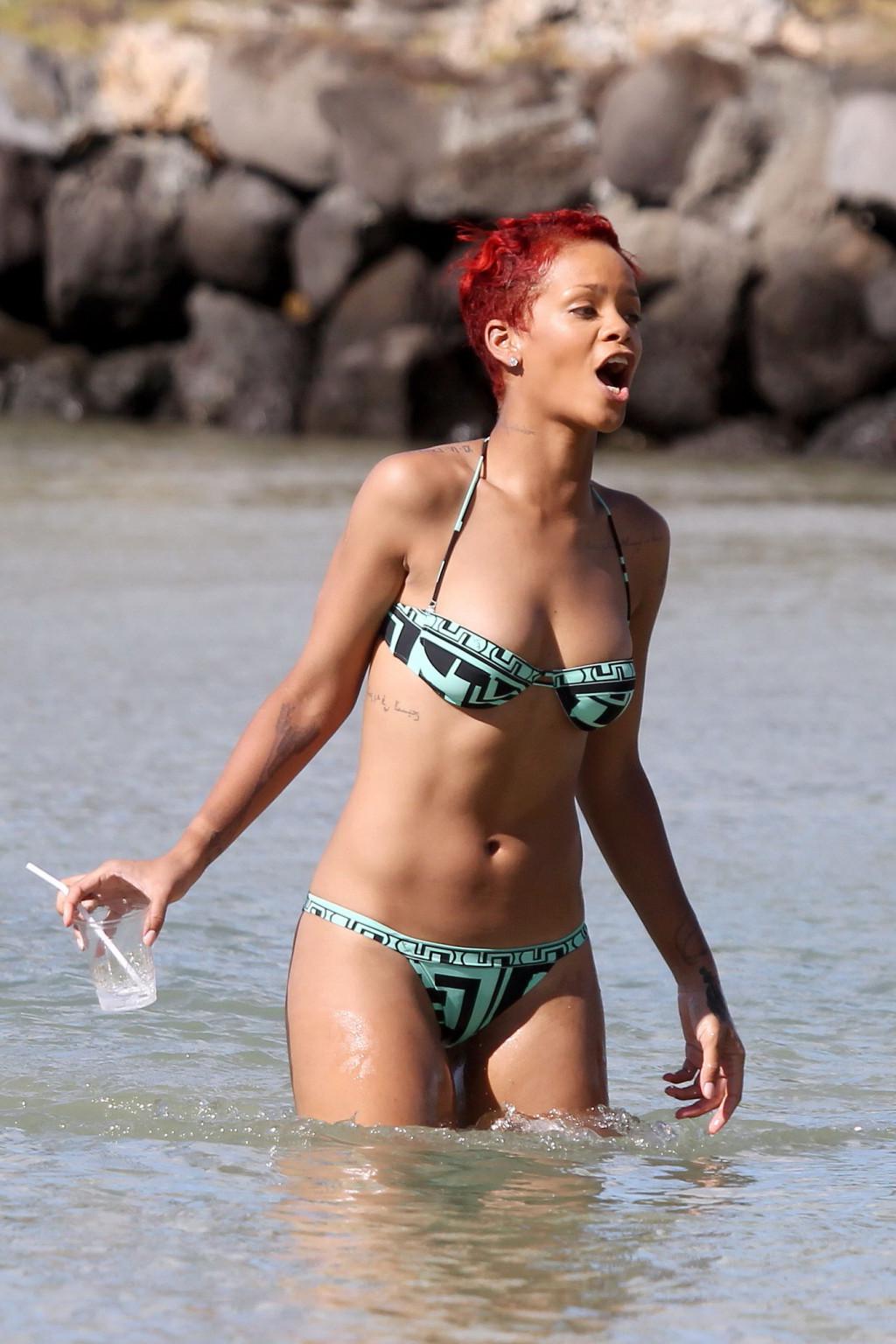 15P Rihanna looks very sexy wearing skimpy bikini on Hawaiian beach