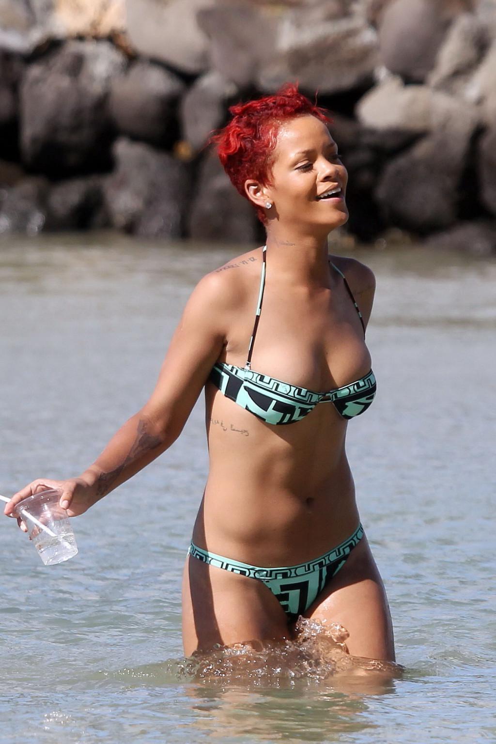 15P Rihanna looks very sexy wearing skimpy bikini on Hawaiian beach