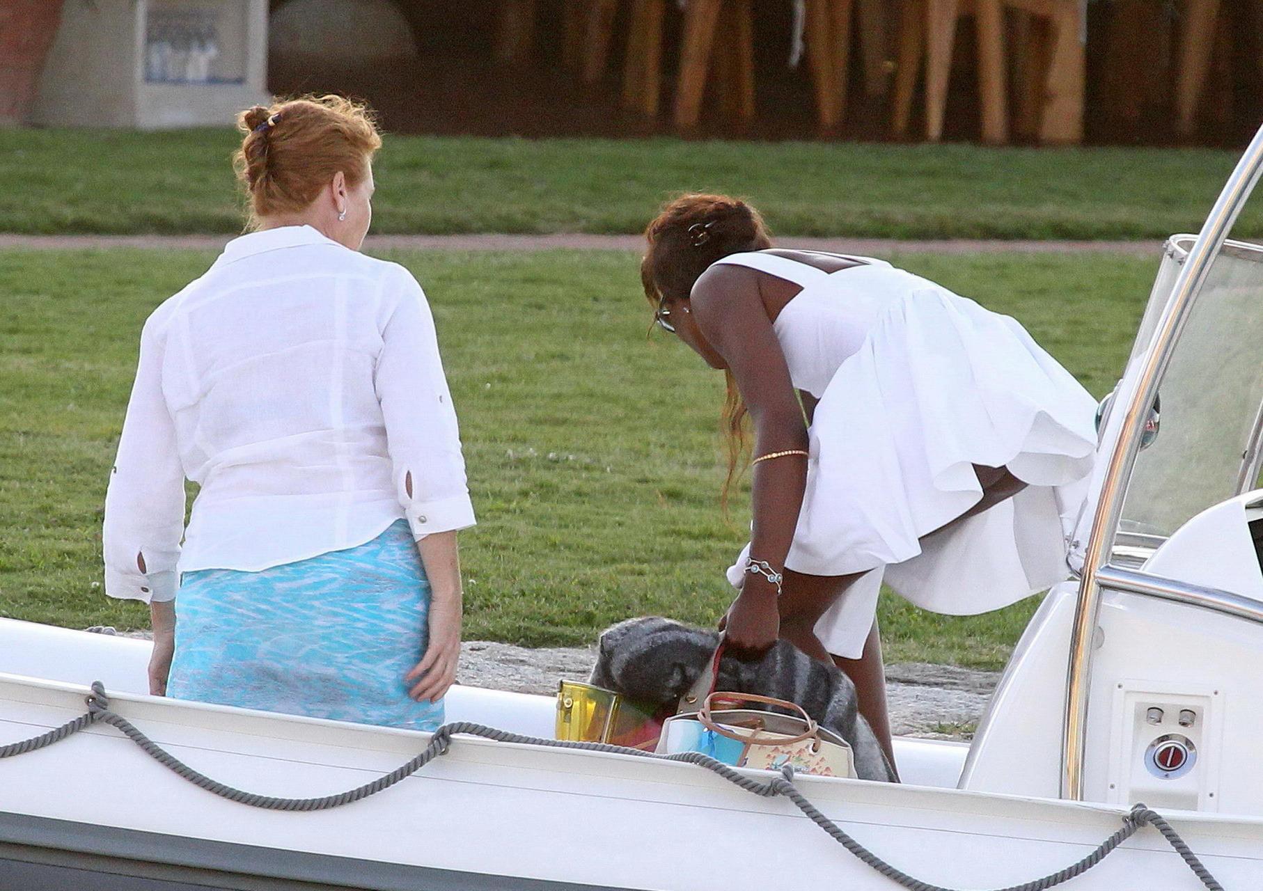 16P Naomi Campbell flashes her pussy leaving the boat in Sardinia