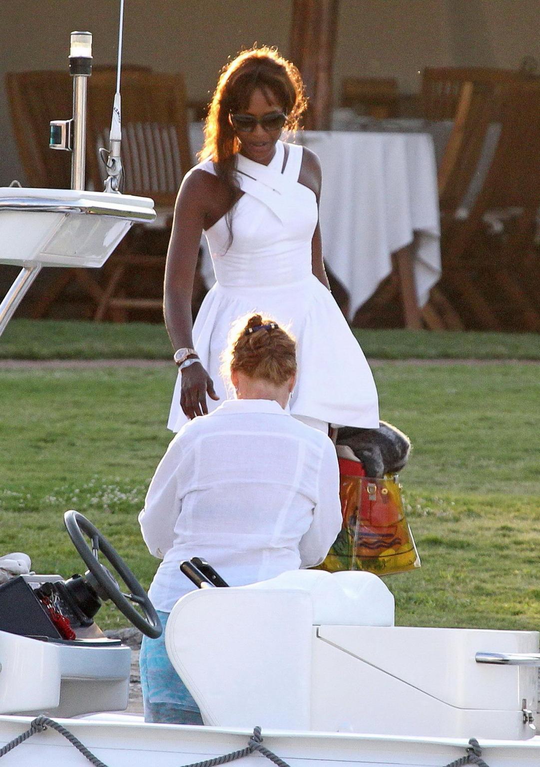 16P Naomi Campbell flashes her pussy leaving the boat in Sardinia