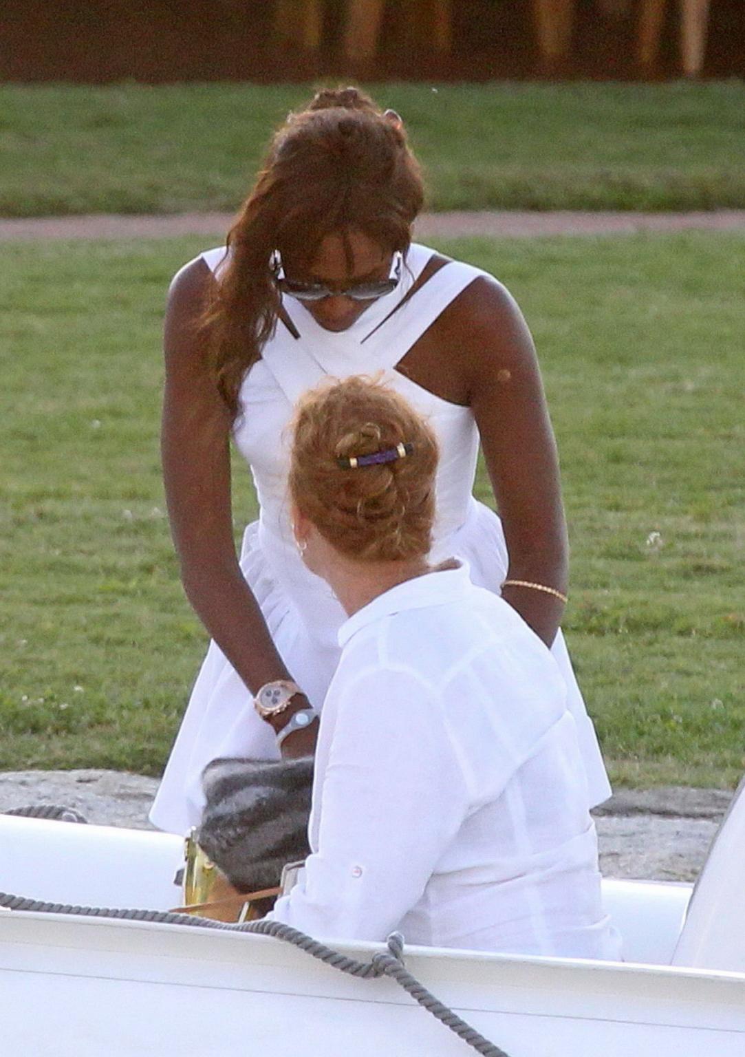 16P Naomi Campbell flashes her pussy leaving the boat in Sardinia