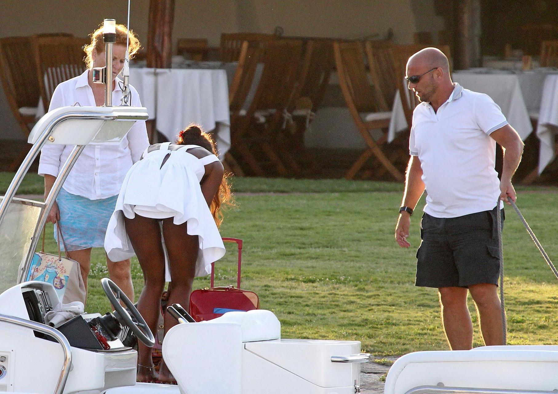 16P Naomi Campbell flashes her pussy leaving the boat in Sardinia