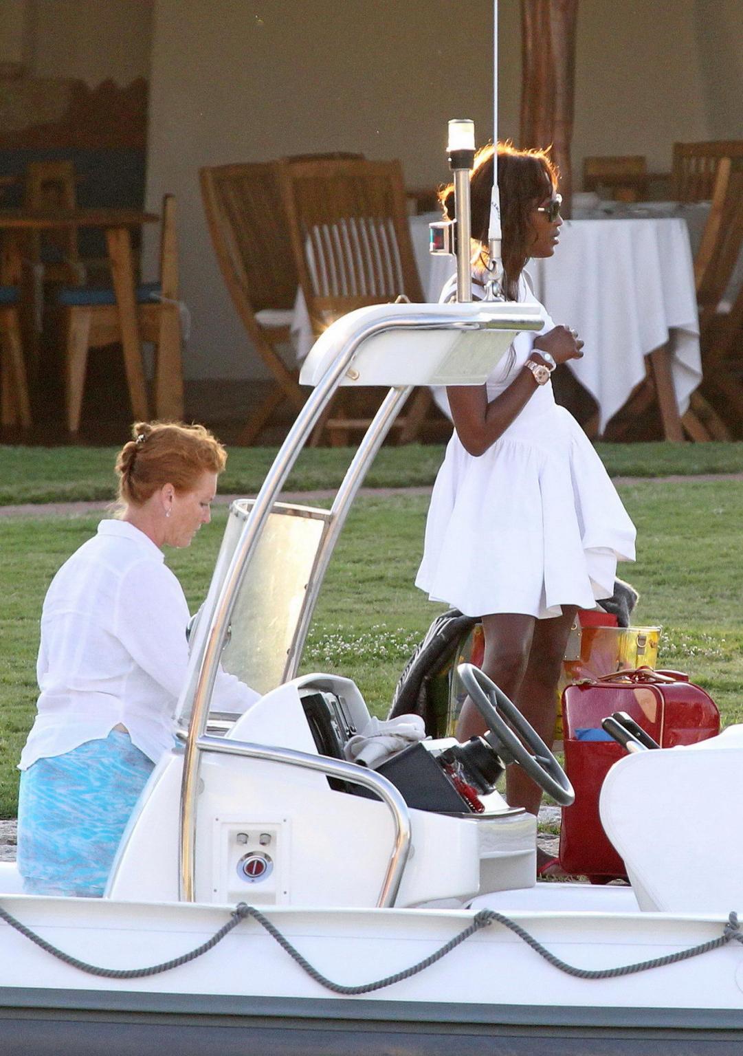 16P Naomi Campbell flashes her pussy leaving the boat in Sardinia