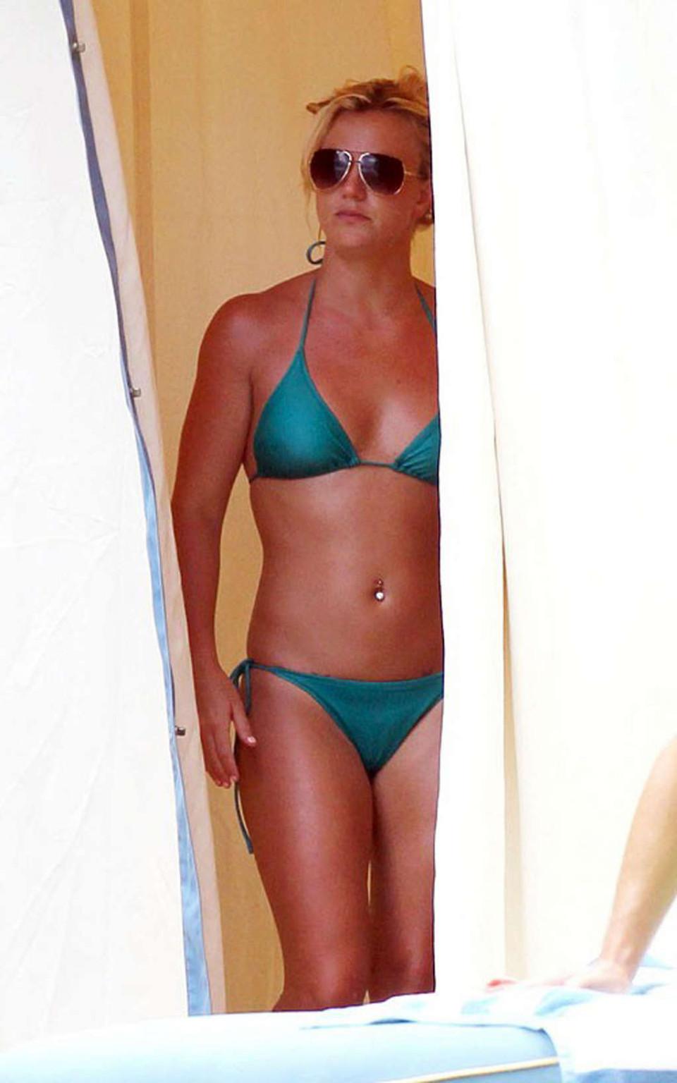 15P Britney Spears exposing fucking sexy body and hot ass in blue bikini