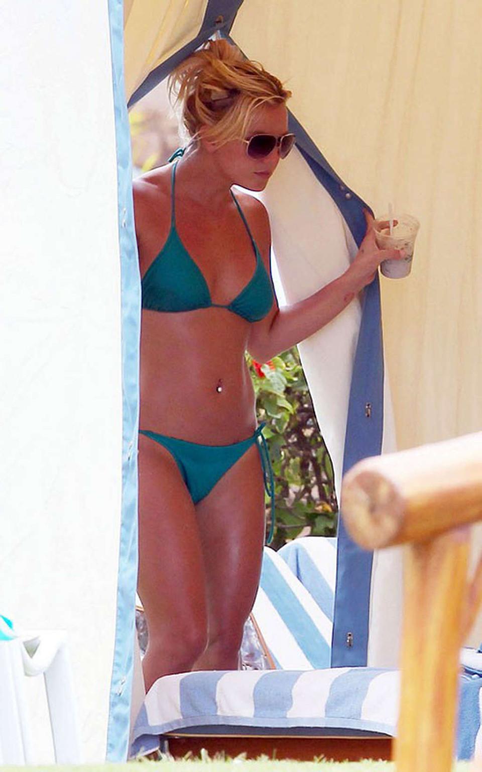 15P Britney Spears exposing fucking sexy body and hot ass in blue bikini