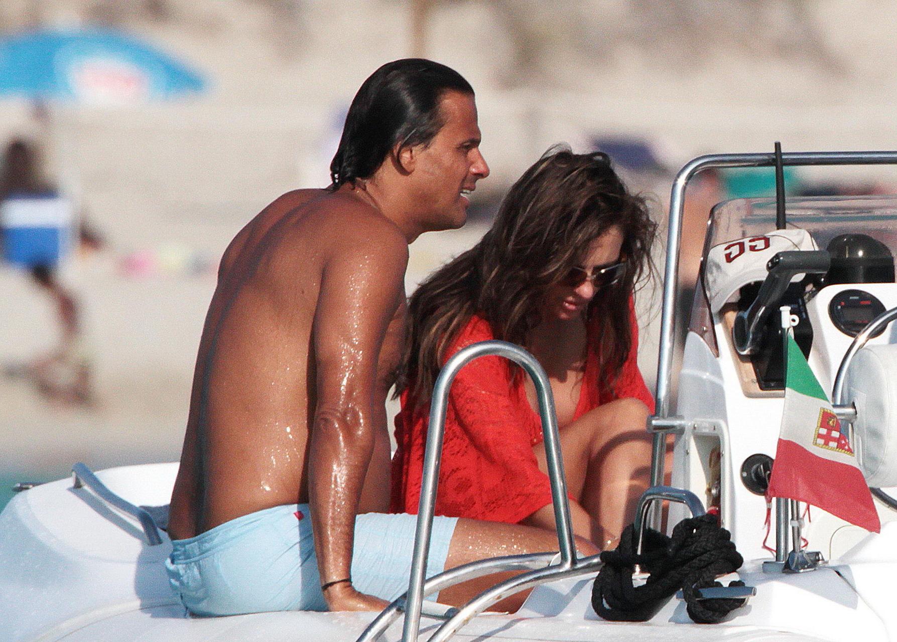 16P Elizabeth Hurley busty  ass shots wearing swimsuit on Valentino's yacht in Ibiza