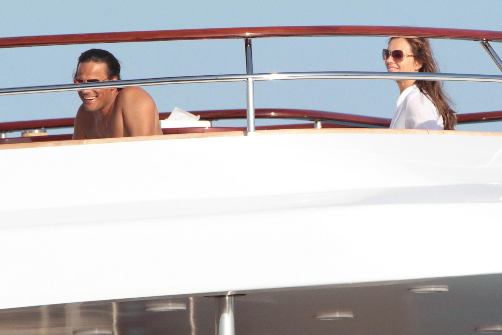 16P Elizabeth Hurley busty  ass shots wearing swimsuit on Valentino's yacht in Ibiza