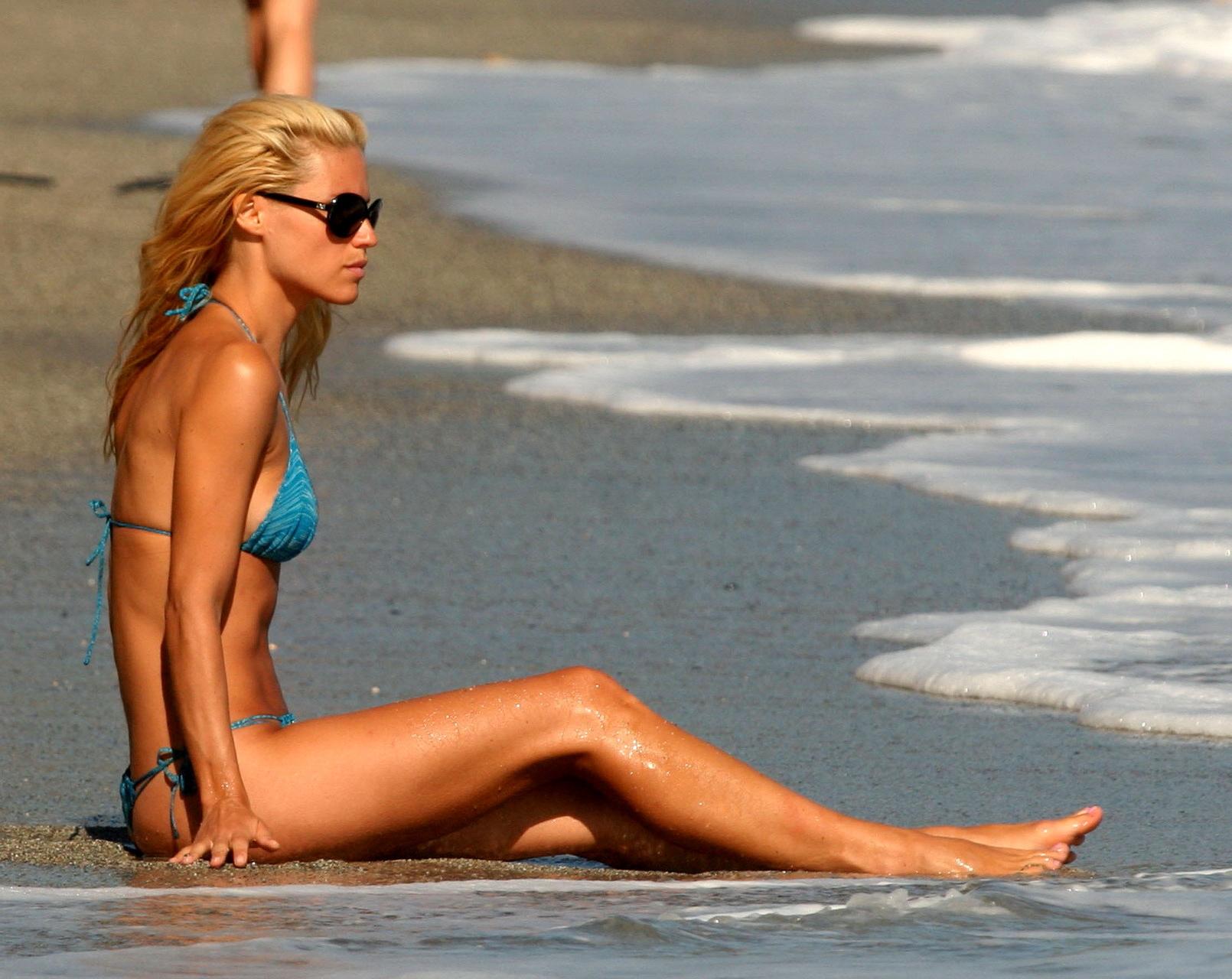 15P Michelle Hunziker showing her perfect body in blue thong bikini on the beach in 