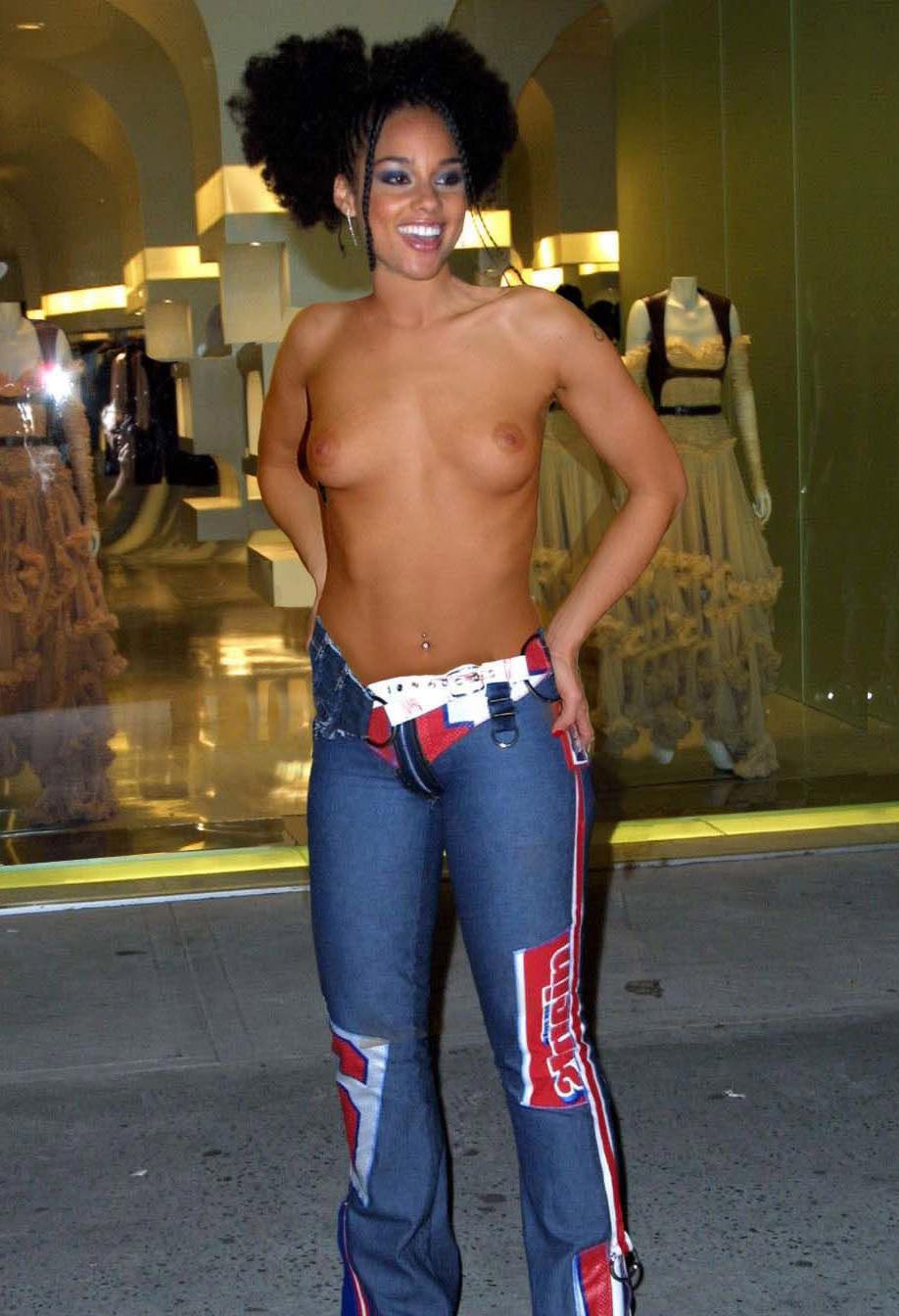 16P Rnb singer alicia keys flashing her sexy hot body in the beach