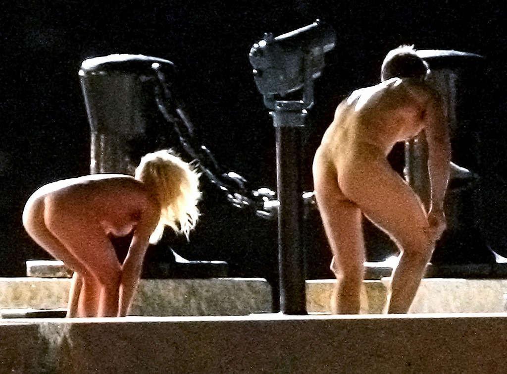 16P Anna Faris exposing her sexy nude body and hot ass infront pool