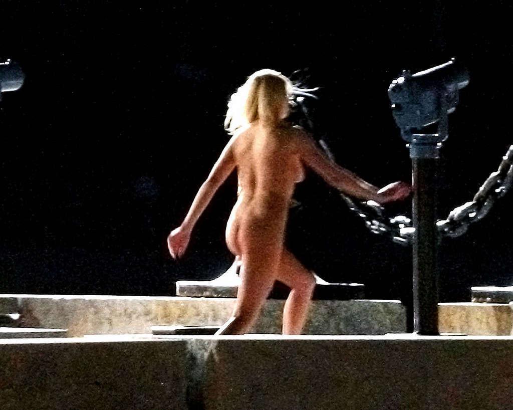 16P Anna Faris exposing her sexy nude body and hot ass infront pool
