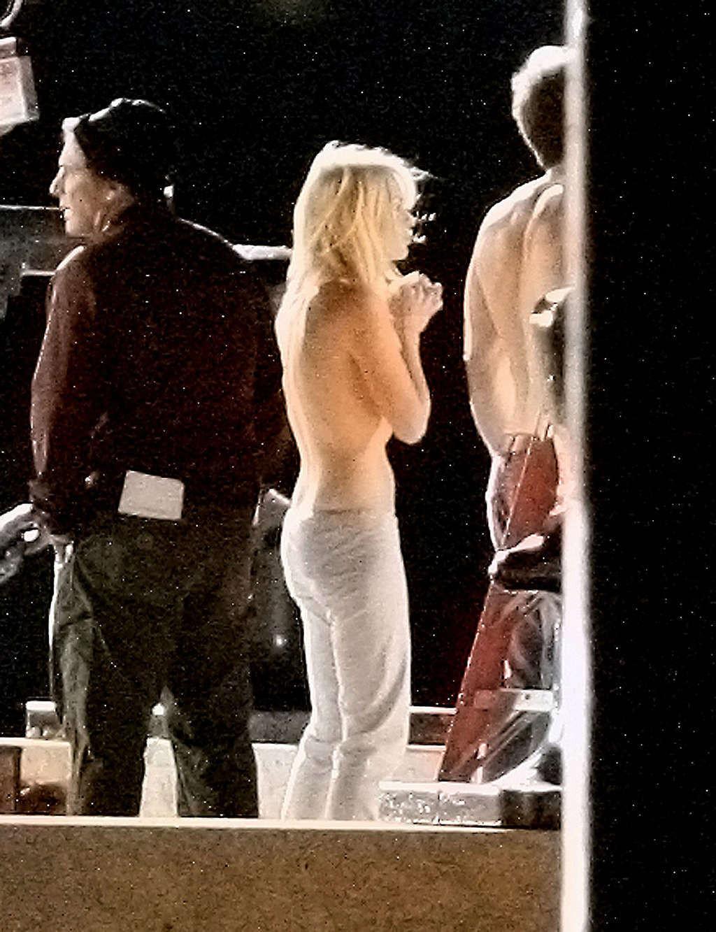 16P Anna Faris exposing her sexy nude body and hot ass infront pool