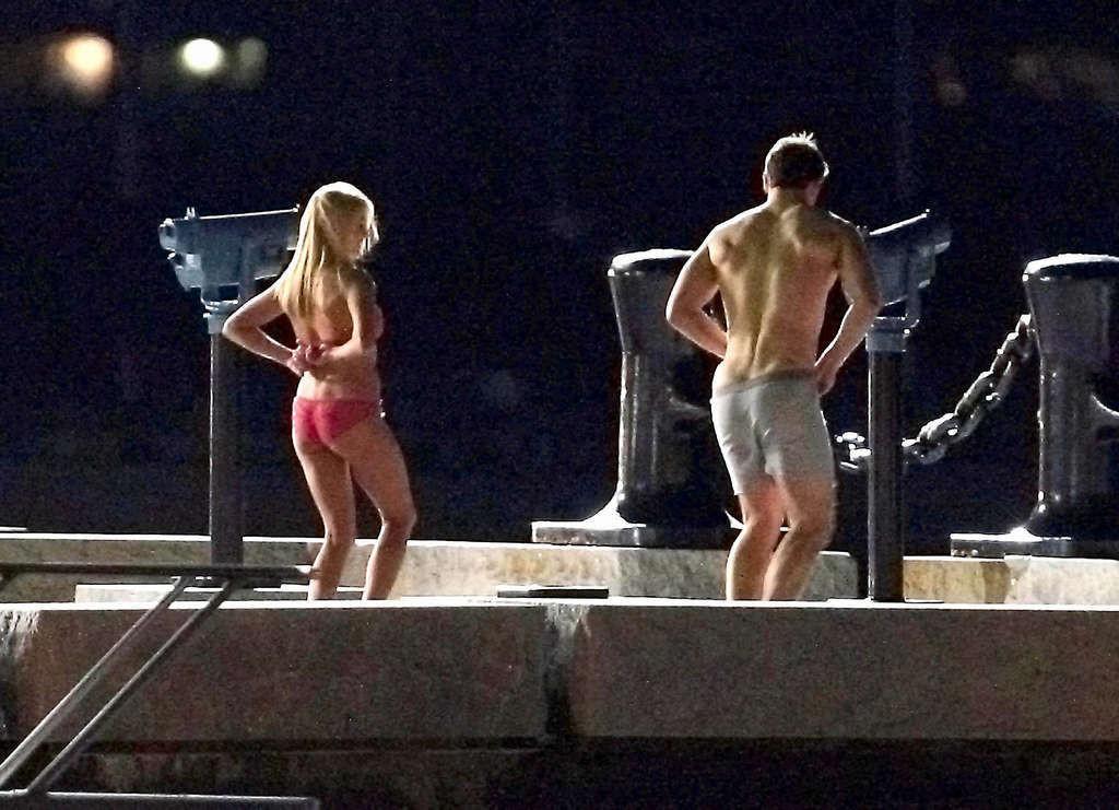 16P Anna Faris exposing her sexy nude body and hot ass infront pool