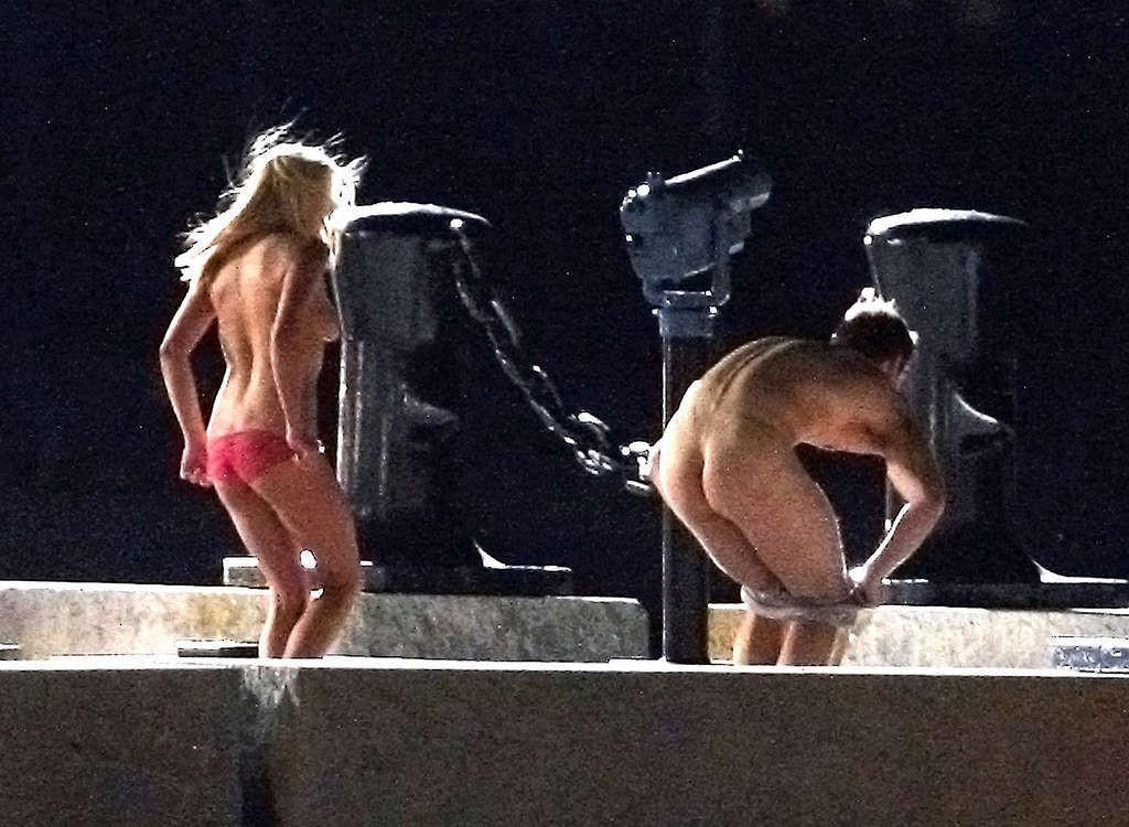 16P Anna Faris exposing her sexy nude body and hot ass infront pool