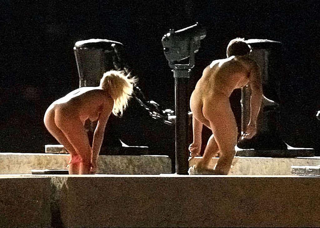 16P Anna Faris exposing her sexy nude body and hot ass infront pool