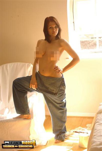 15P Hot and topless pics of busty teen Iga Wyrwal peddling her goods