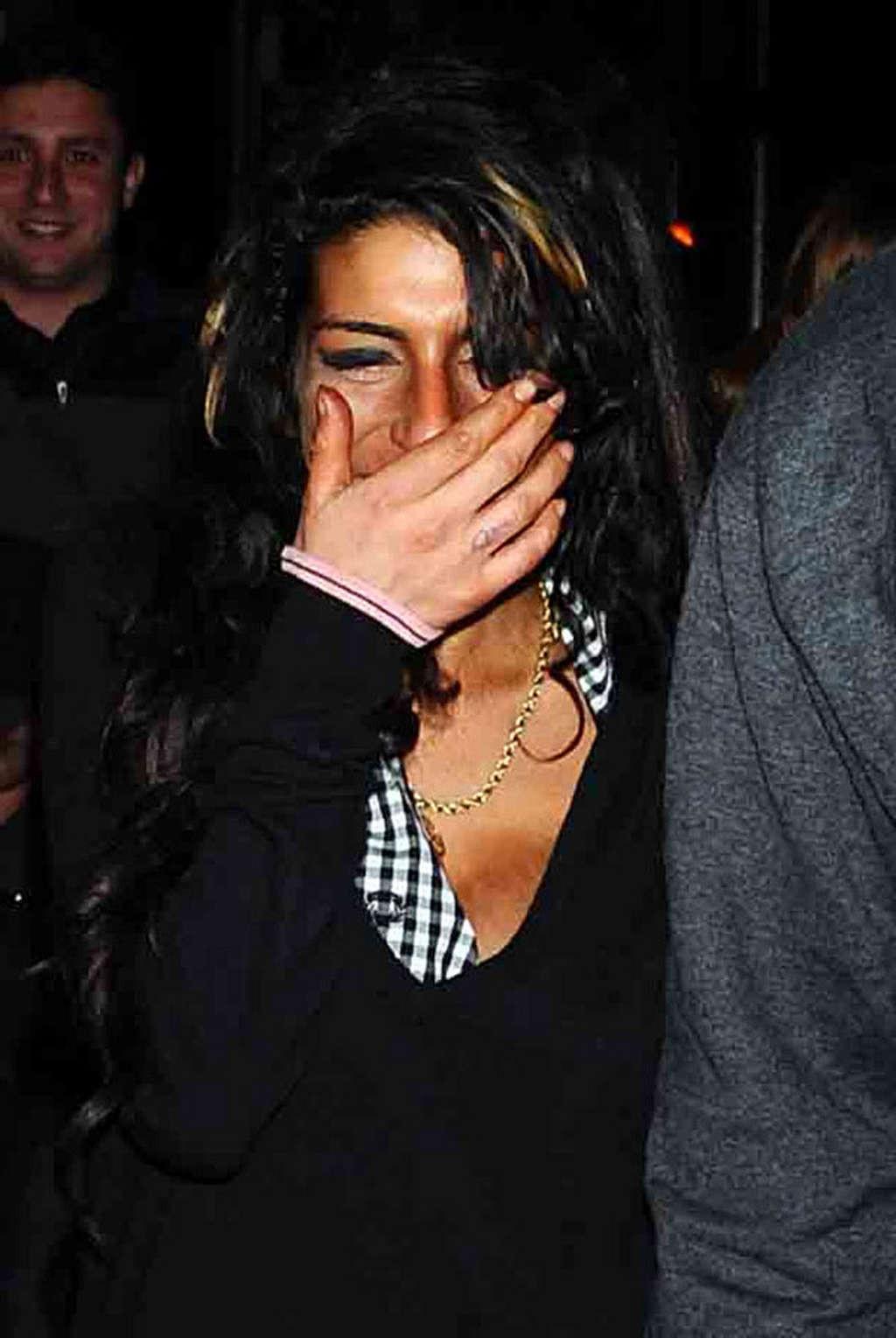16P Amy Winehouse exposing huge boobs and looking very drunk