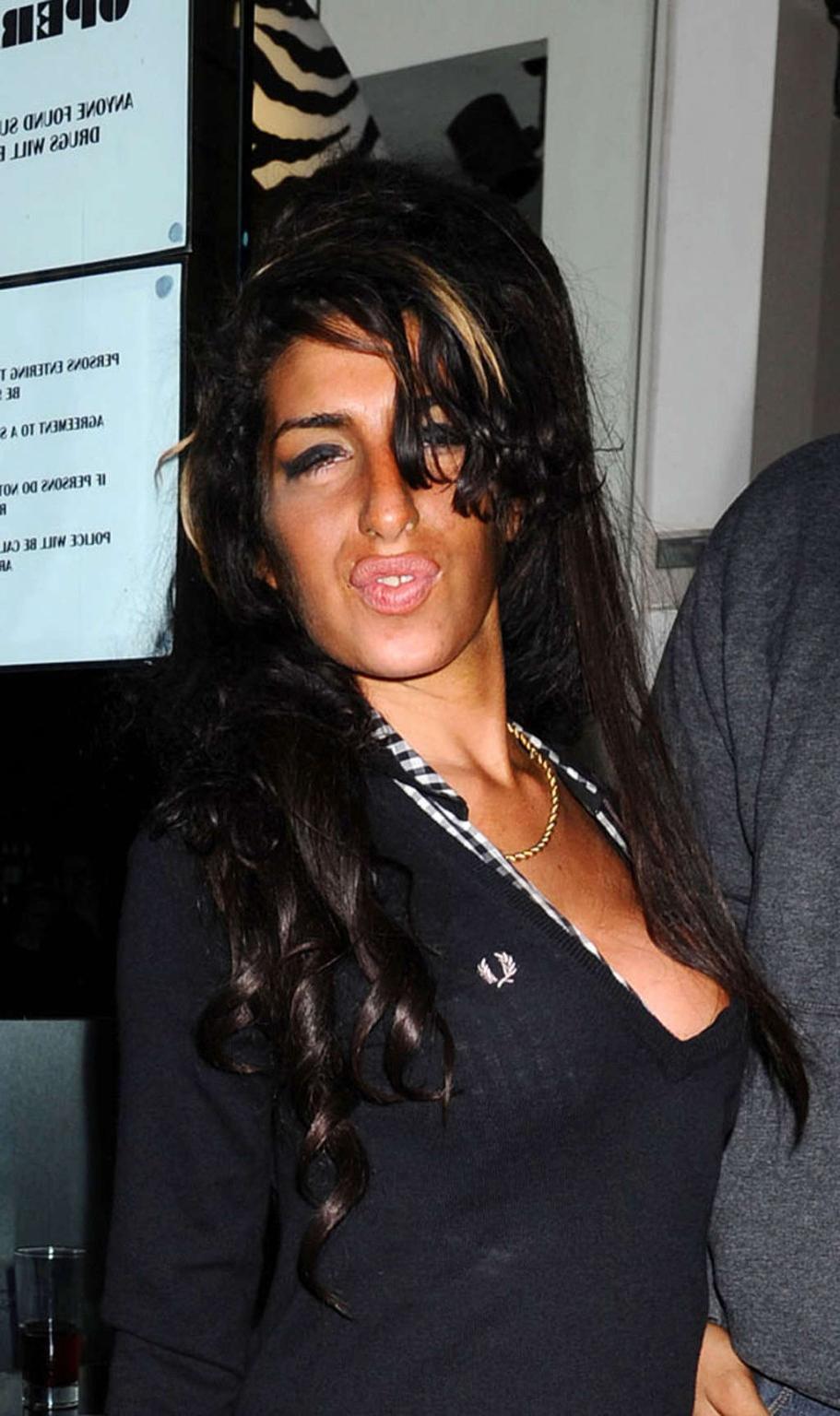 16P Amy Winehouse exposing huge boobs and looking very drunk