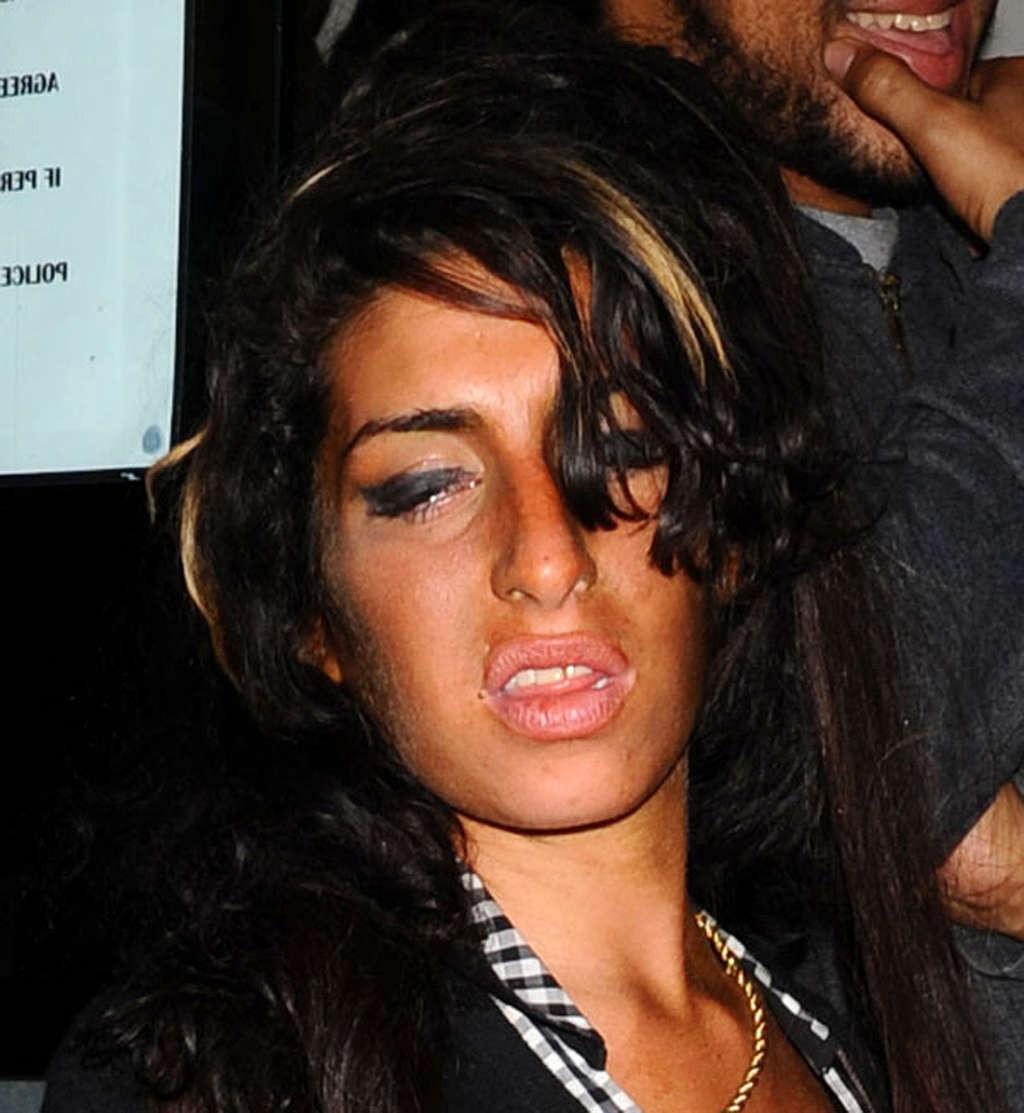16P Amy Winehouse exposing huge boobs and looking very drunk