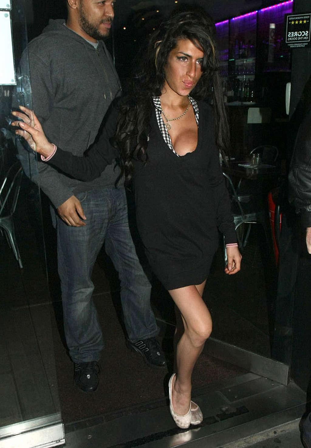 16P Amy Winehouse exposing huge boobs and looking very drunk