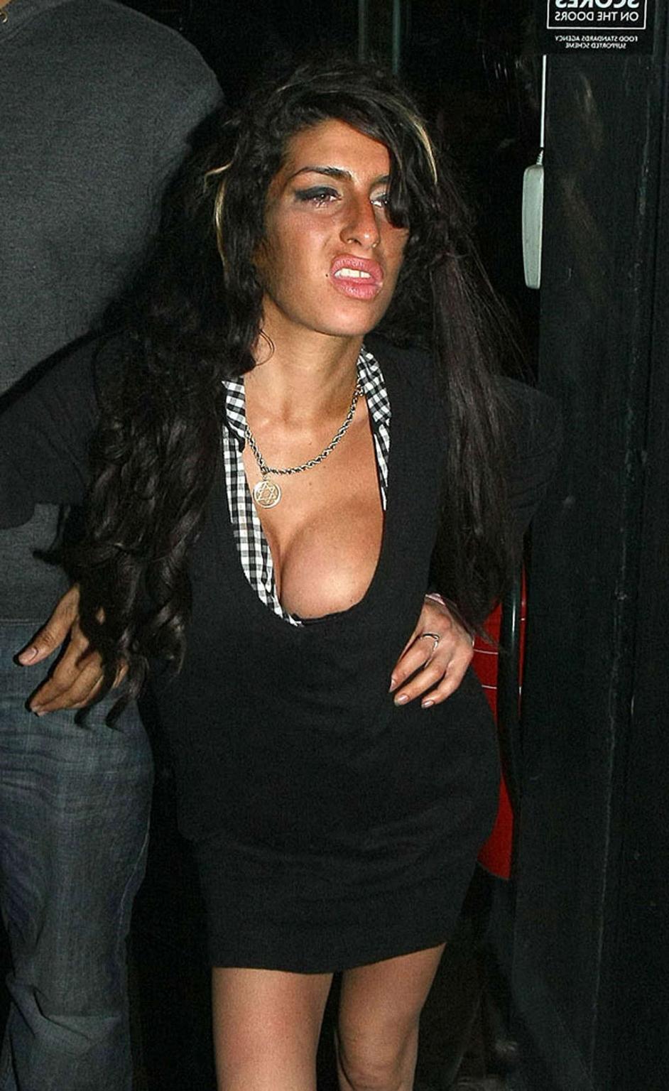 16P Amy Winehouse exposing huge boobs and looking very drunk
