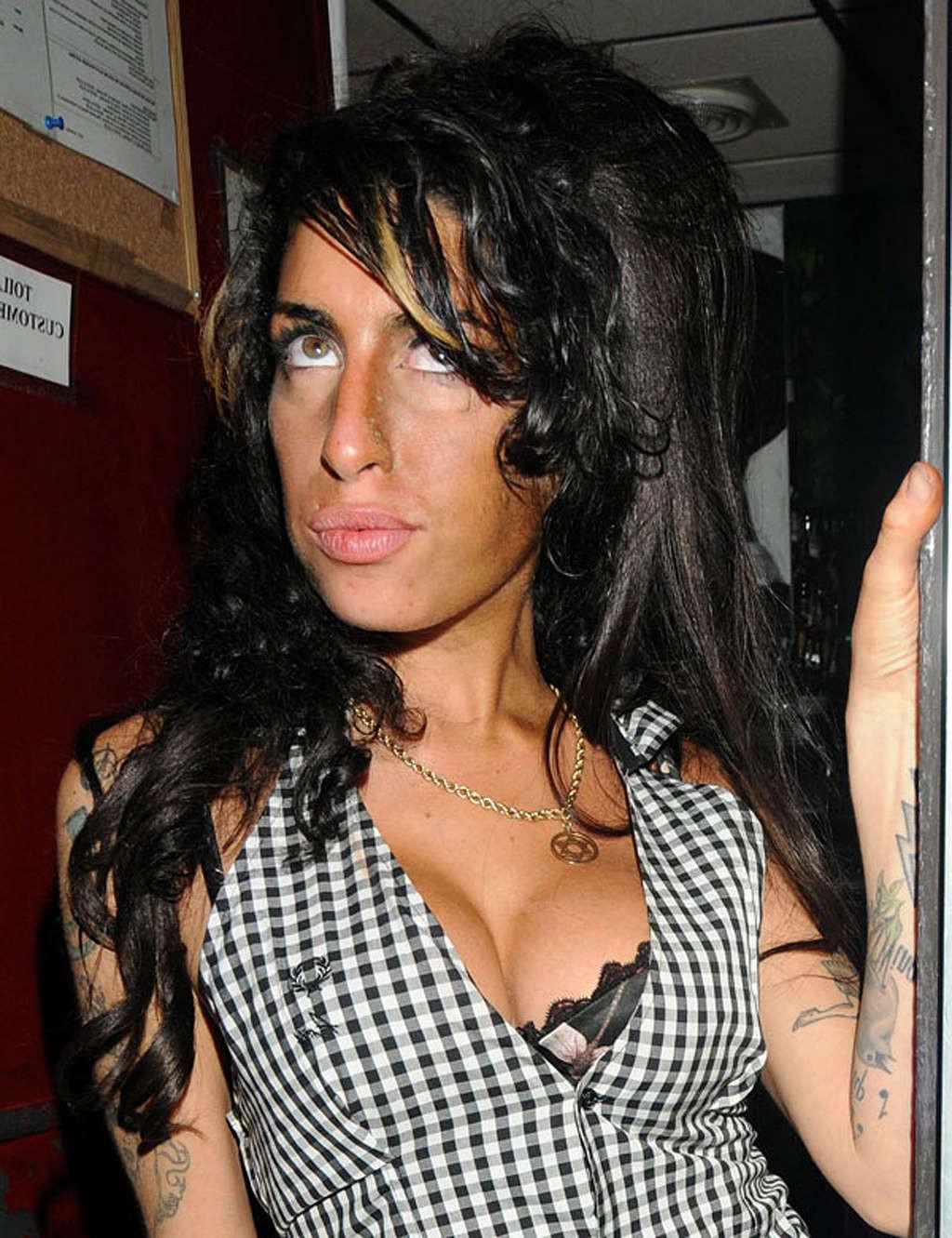 16P Amy Winehouse exposing huge boobs and looking very drunk
