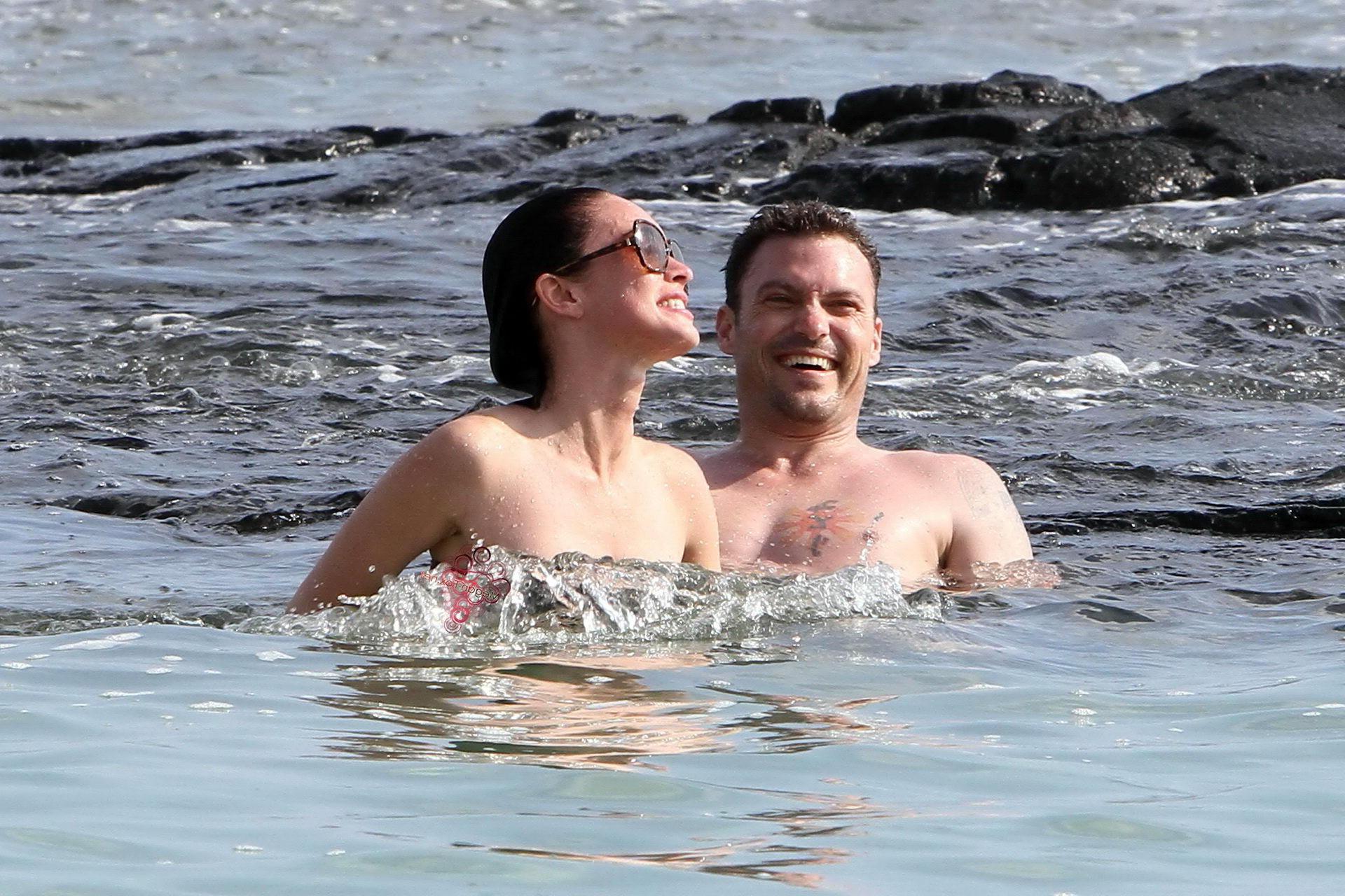 16P Megan Fox im trägerlosen Bikini vergnügt sich mit einem Glückspilz am hawaiianischen Strand