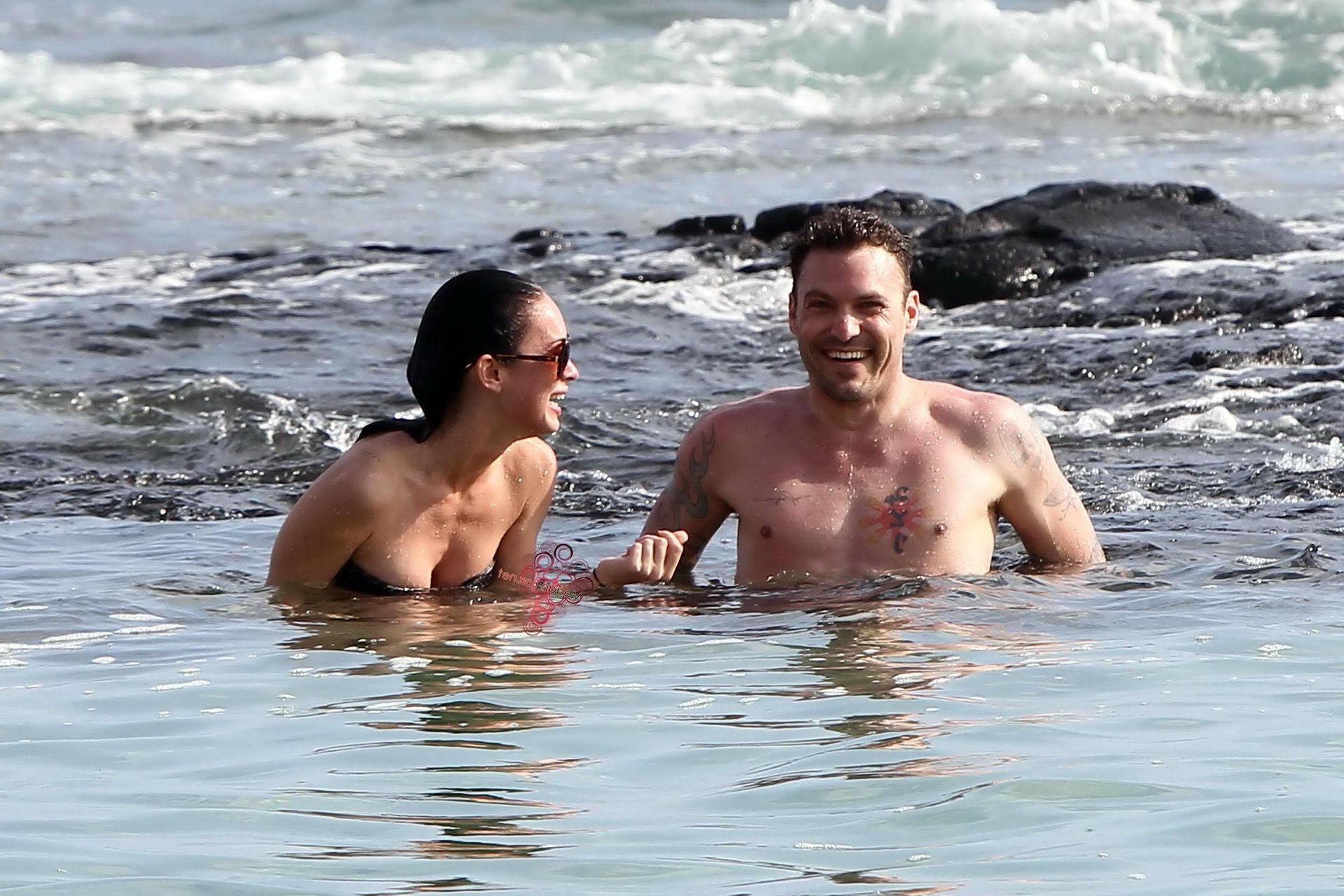 16P Megan Fox im trägerlosen Bikini vergnügt sich mit einem Glückspilz am hawaiianischen Strand