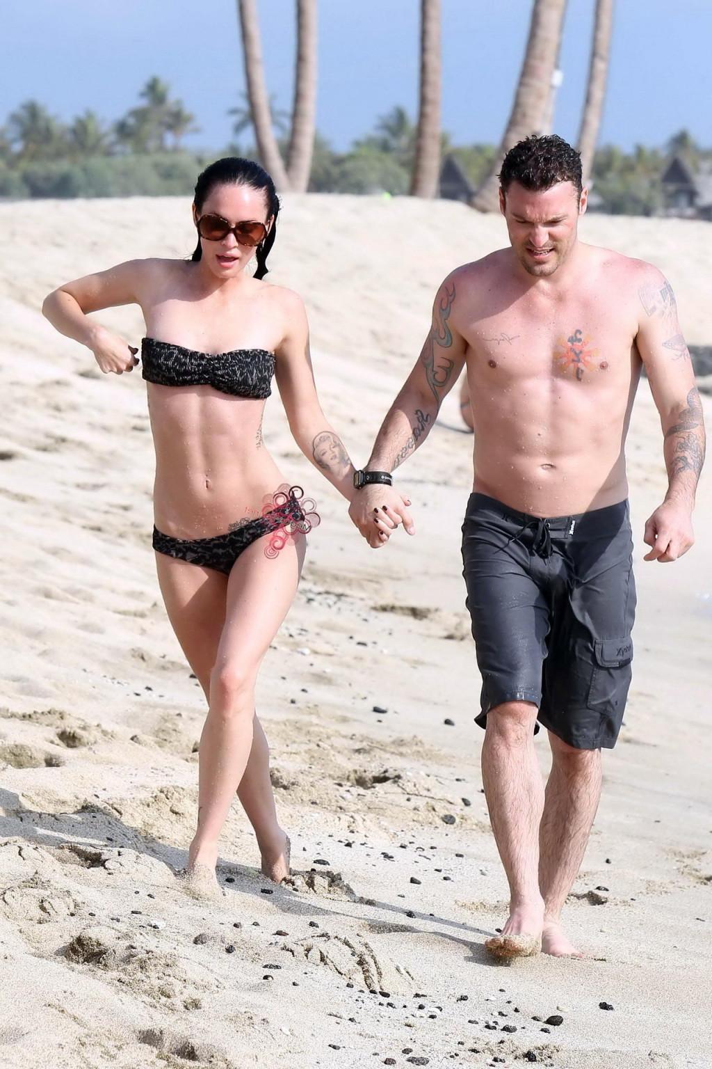 16P Megan Fox im trägerlosen Bikini vergnügt sich mit einem Glückspilz am hawaiianischen Strand