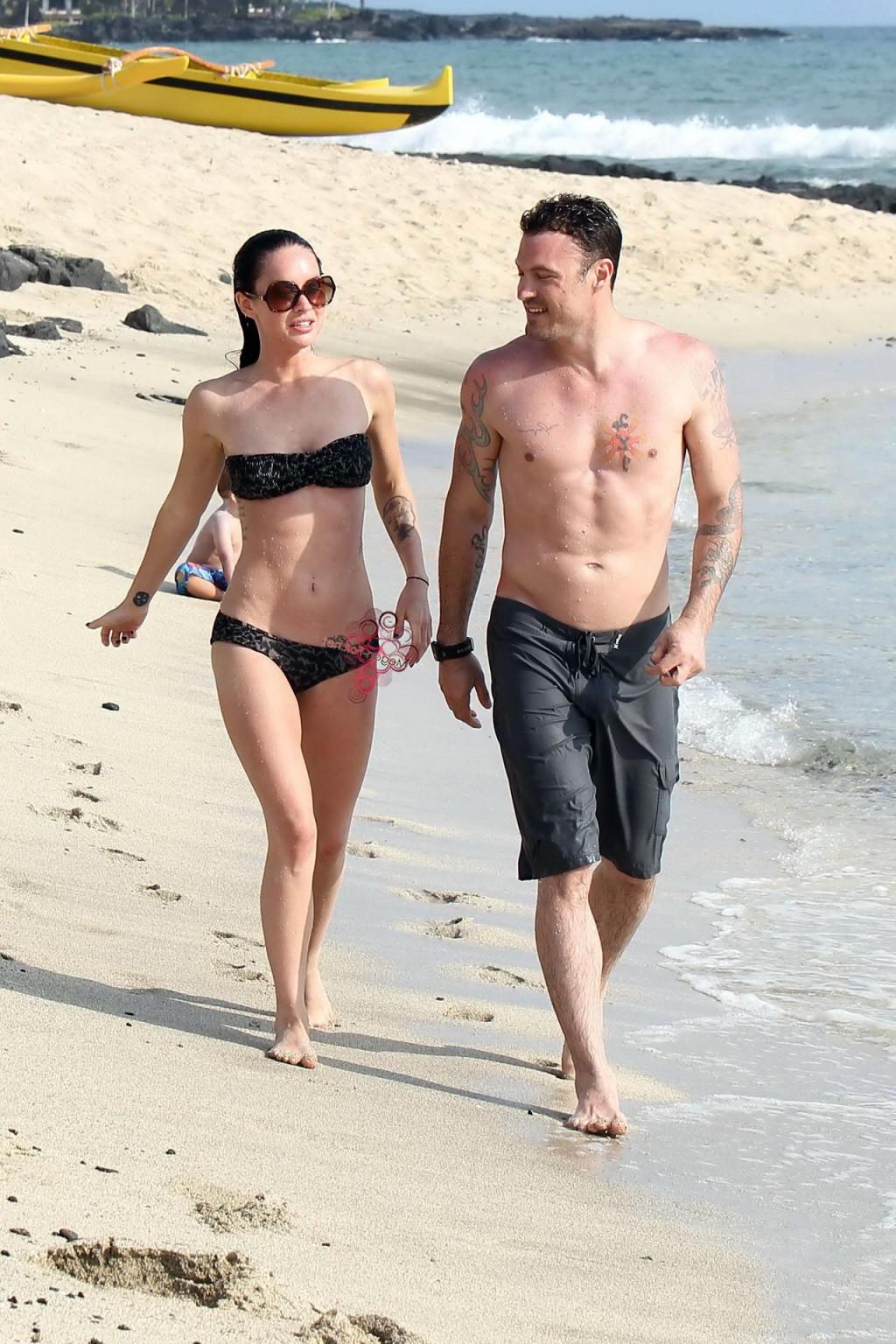 16P Megan Fox im trägerlosen Bikini vergnügt sich mit einem Glückspilz am hawaiianischen Strand
