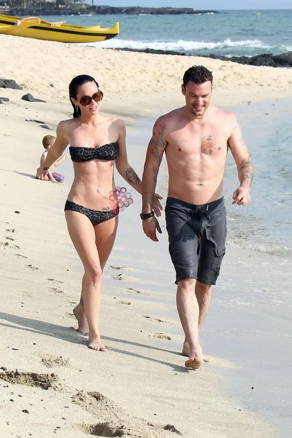 16P Megan Fox im trägerlosen Bikini vergnügt sich mit einem Glückspilz am hawaiianischen Strand