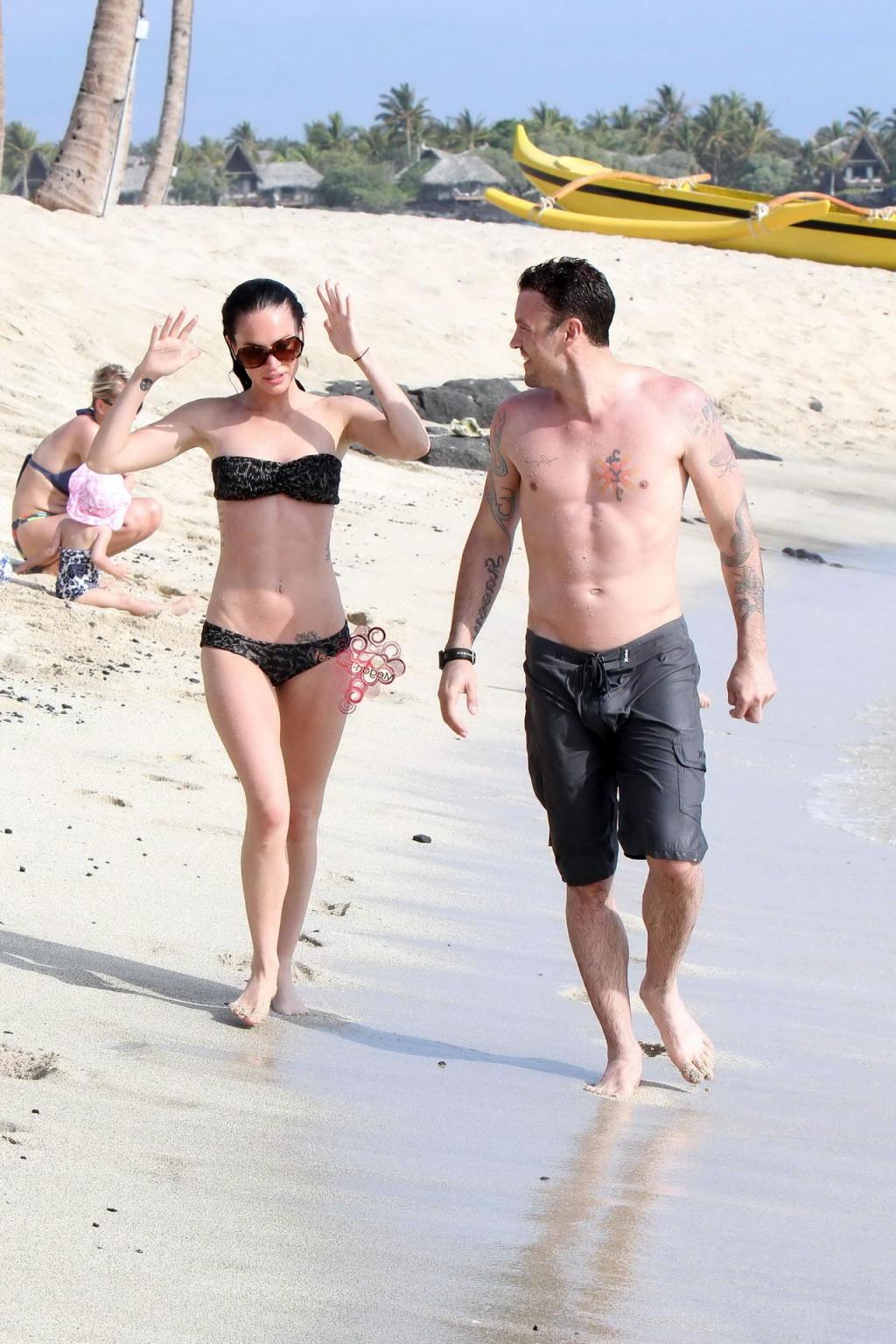 16P Megan Fox im trägerlosen Bikini vergnügt sich mit einem Glückspilz am hawaiianischen Strand