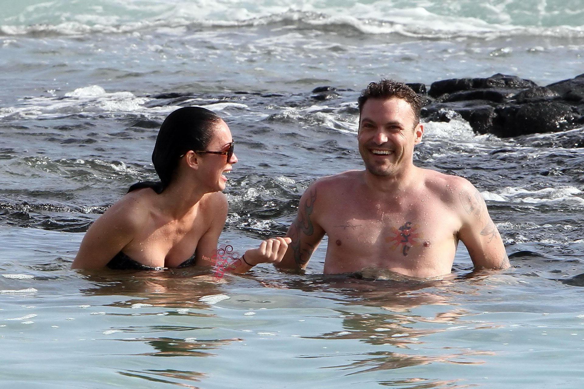 16P Megan Fox im trägerlosen Bikini vergnügt sich mit einem Glückspilz am hawaiianischen Strand