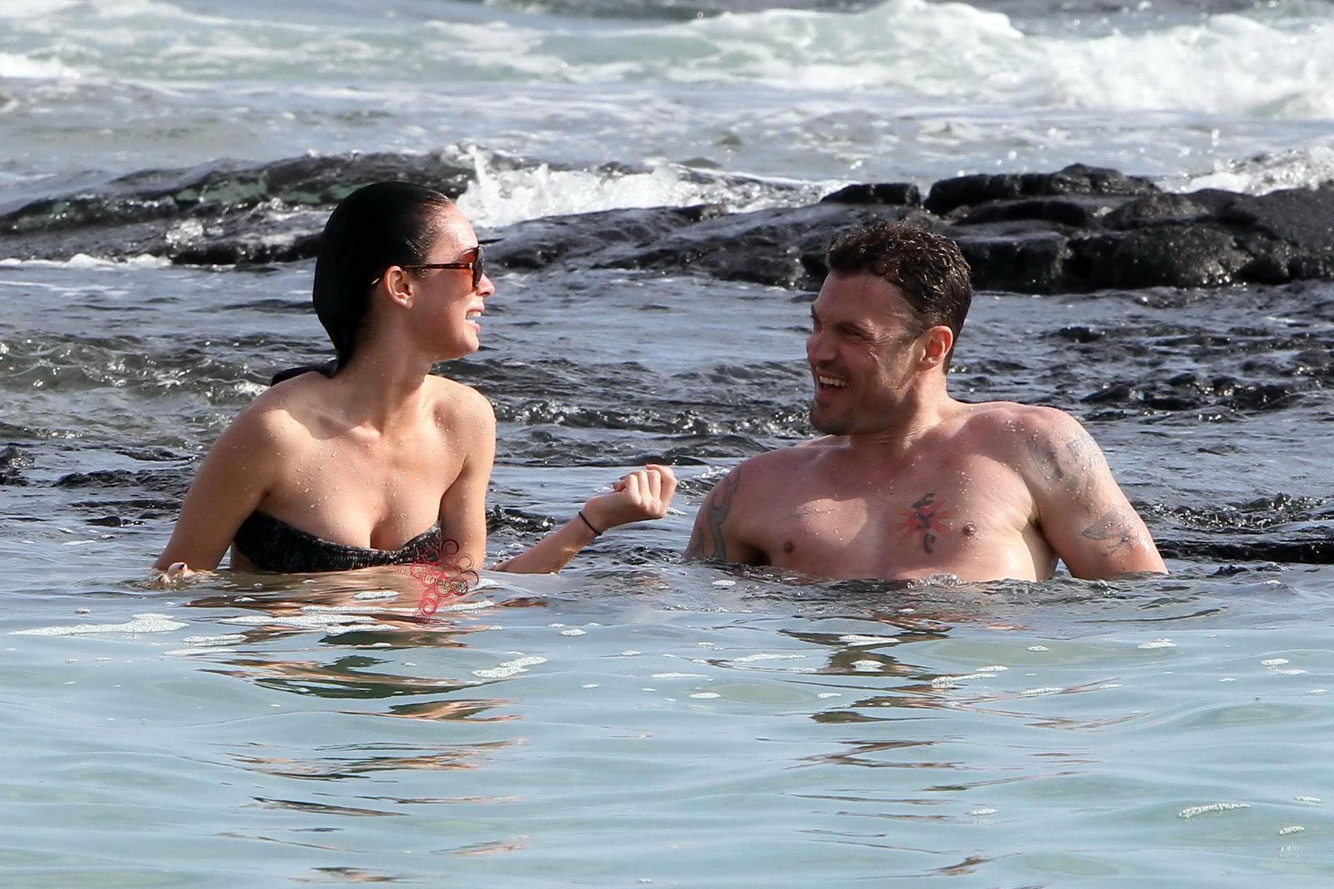 16P Megan Fox im trägerlosen Bikini vergnügt sich mit einem Glückspilz am hawaiianischen Strand