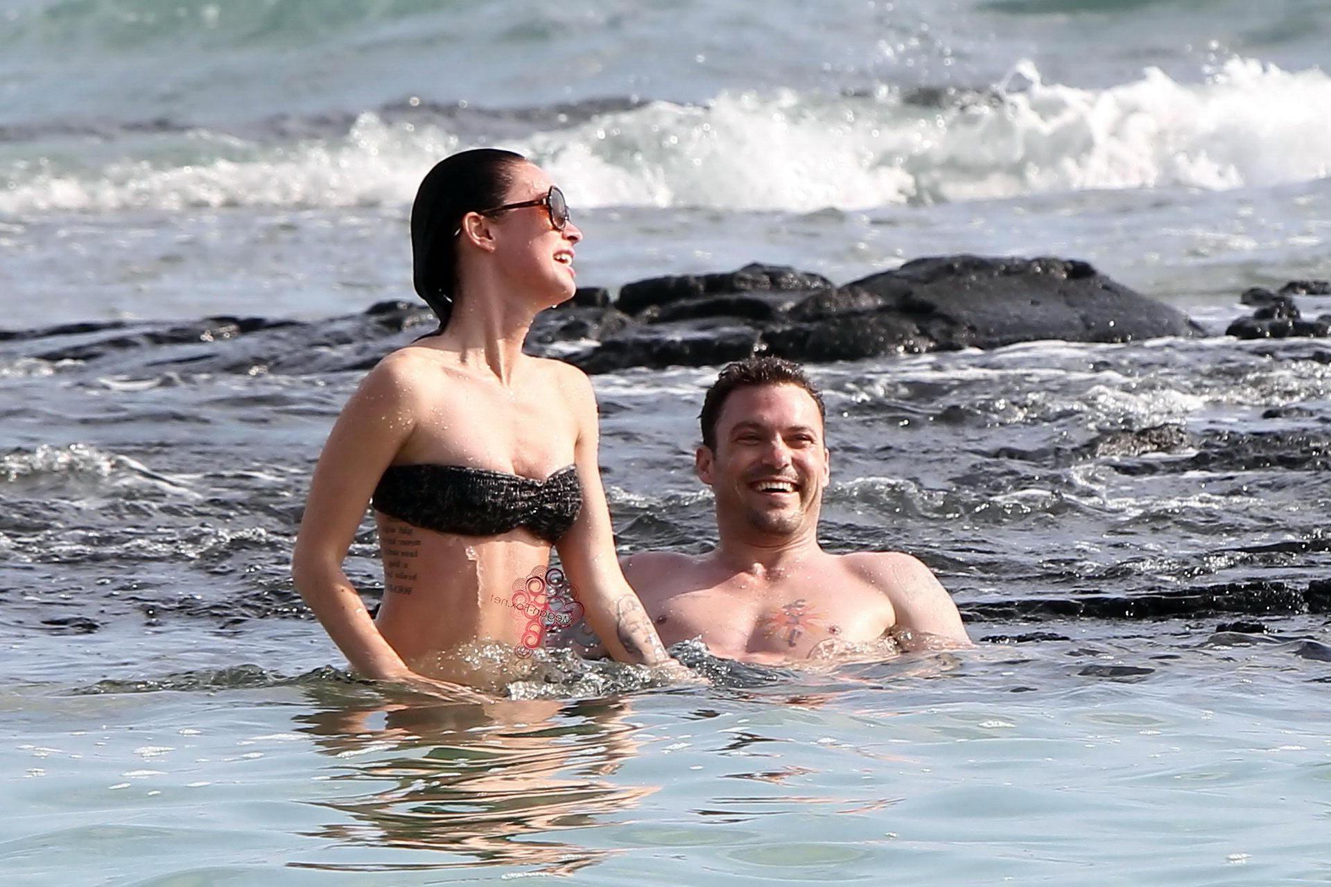 16P Megan Fox im trägerlosen Bikini vergnügt sich mit einem Glückspilz am hawaiianischen Strand