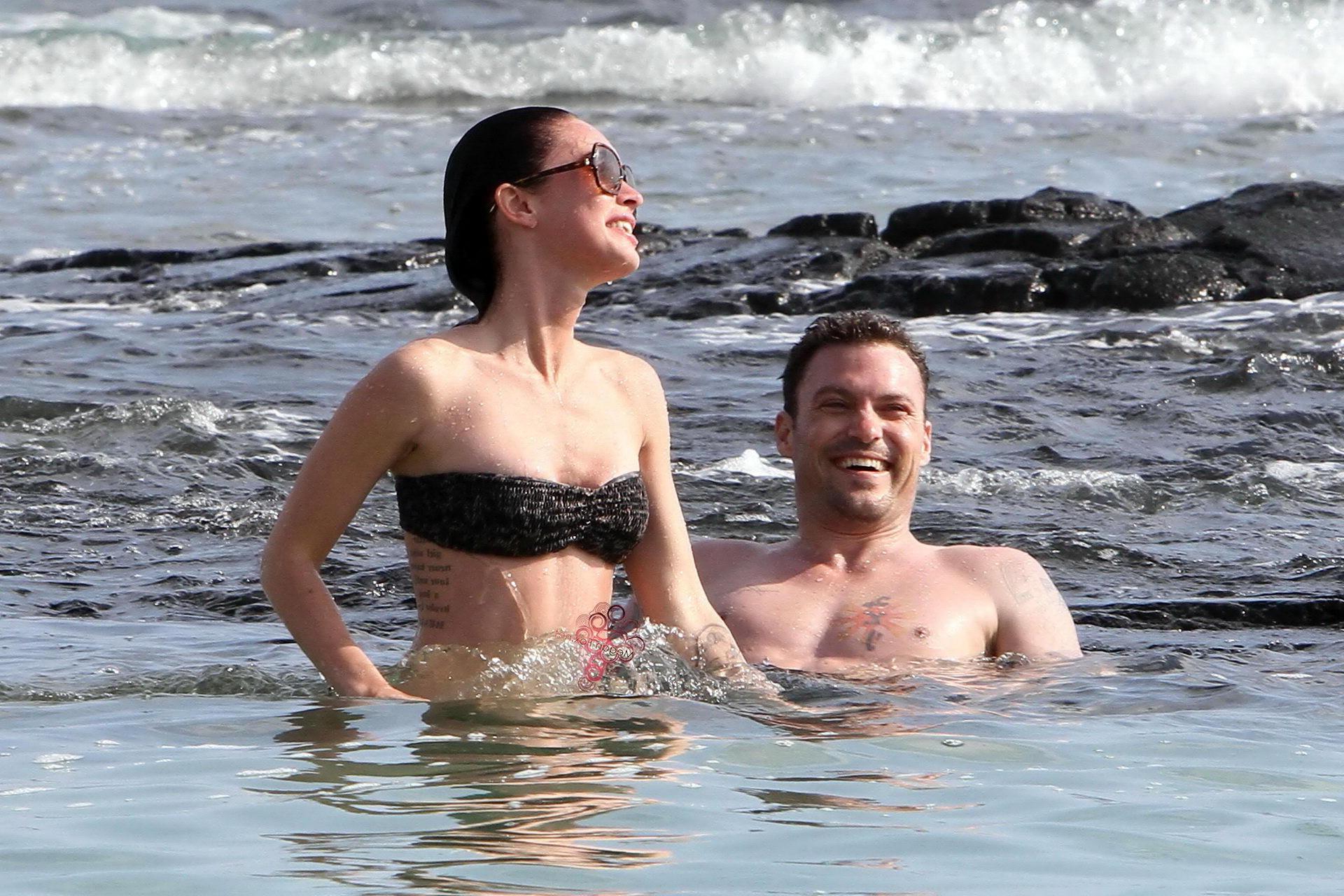 16P Megan Fox im trägerlosen Bikini vergnügt sich mit einem Glückspilz am hawaiianischen Strand