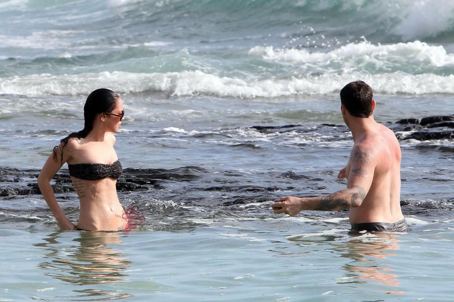 16P Megan Fox im trägerlosen Bikini vergnügt sich mit einem Glückspilz am hawaiianischen Strand