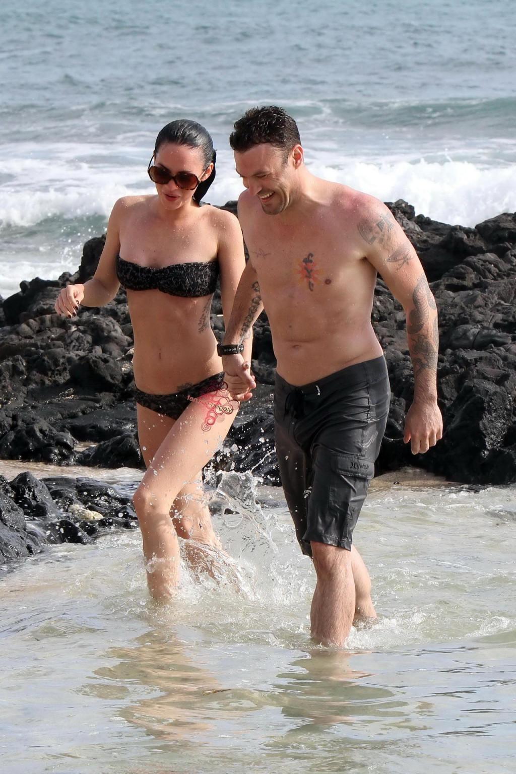 16P Megan Fox im trägerlosen Bikini vergnügt sich mit einem Glückspilz am hawaiianischen Strand