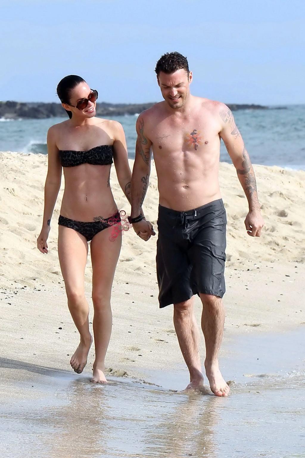 16P Megan Fox im trägerlosen Bikini vergnügt sich mit einem Glückspilz am hawaiianischen Strand