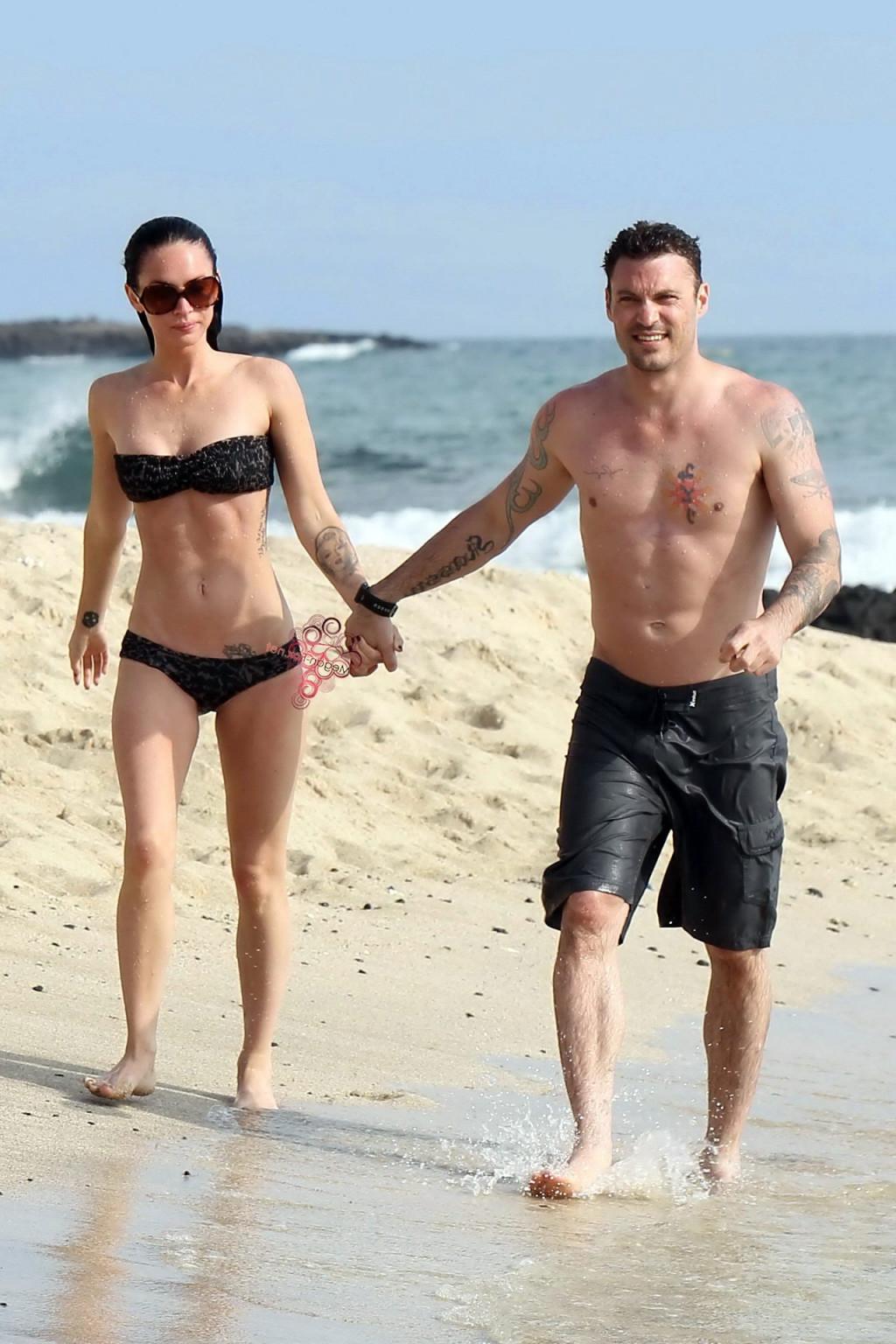 16P Megan Fox im trägerlosen Bikini vergnügt sich mit einem Glückspilz am hawaiianischen Strand