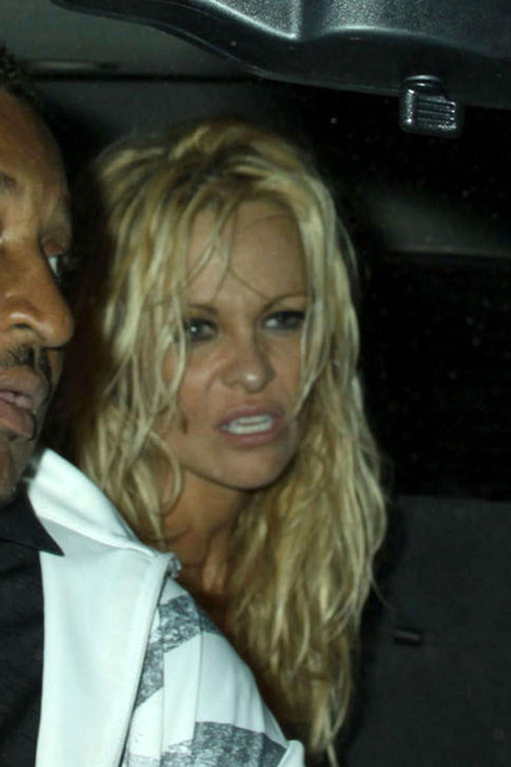 16P Pamela Anderson looking very drunk on paparazzo photos