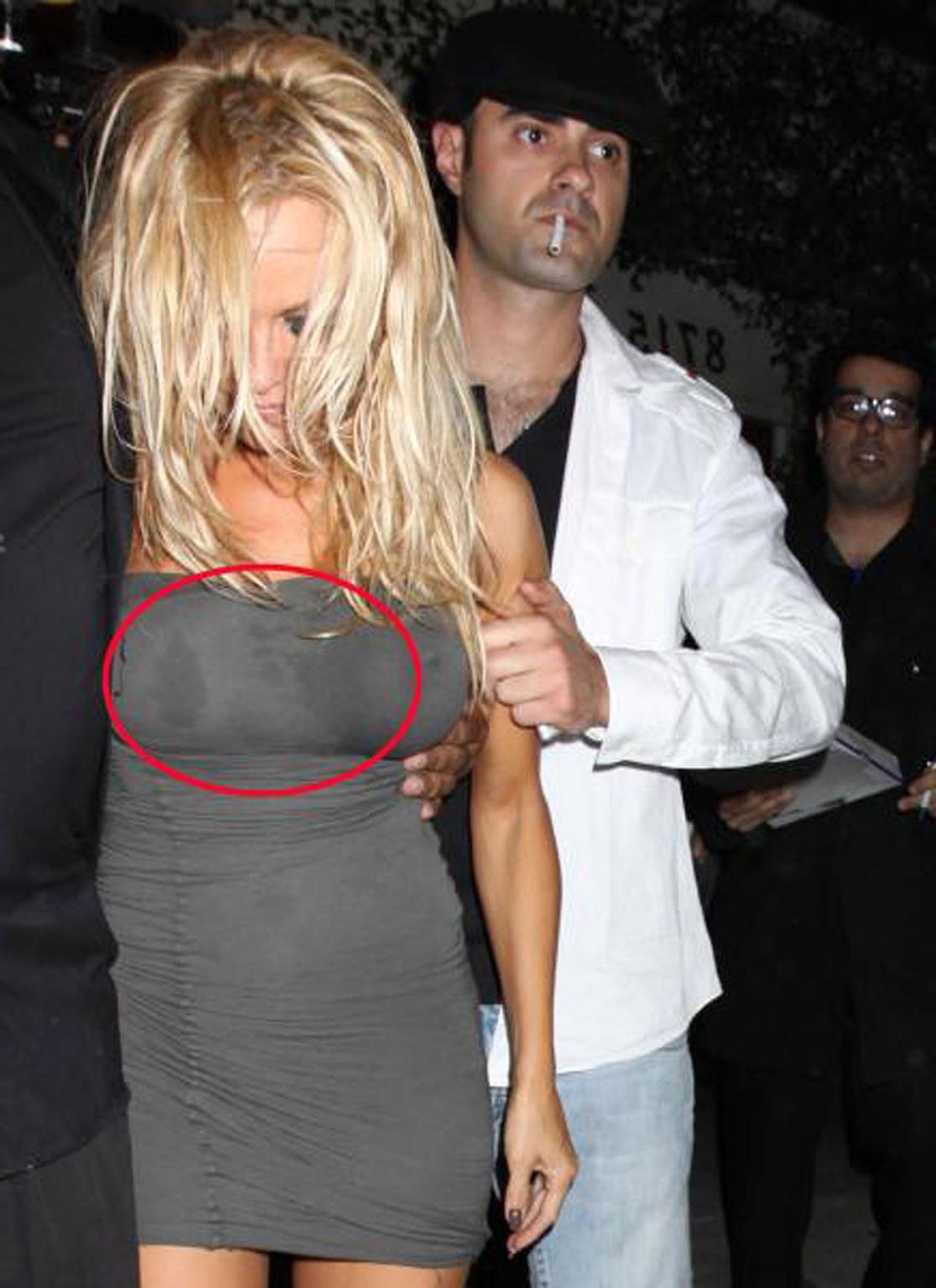 16P Pamela Anderson looking very drunk on paparazzo photos