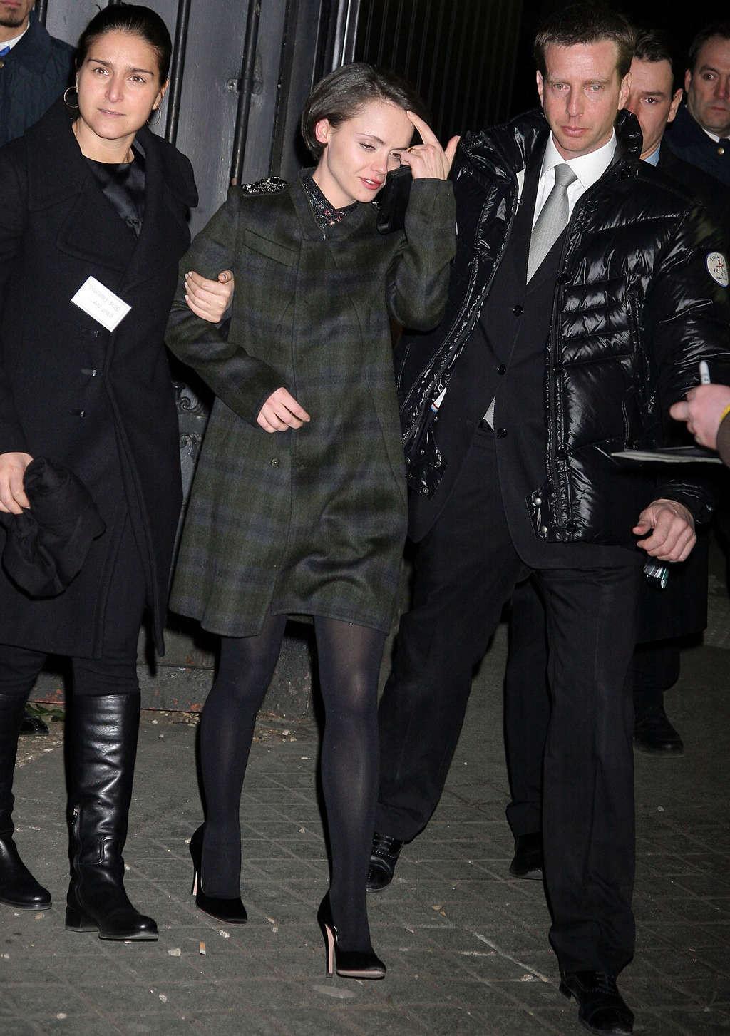16P Christina Ricci is very drunk on some party paparazzo photos