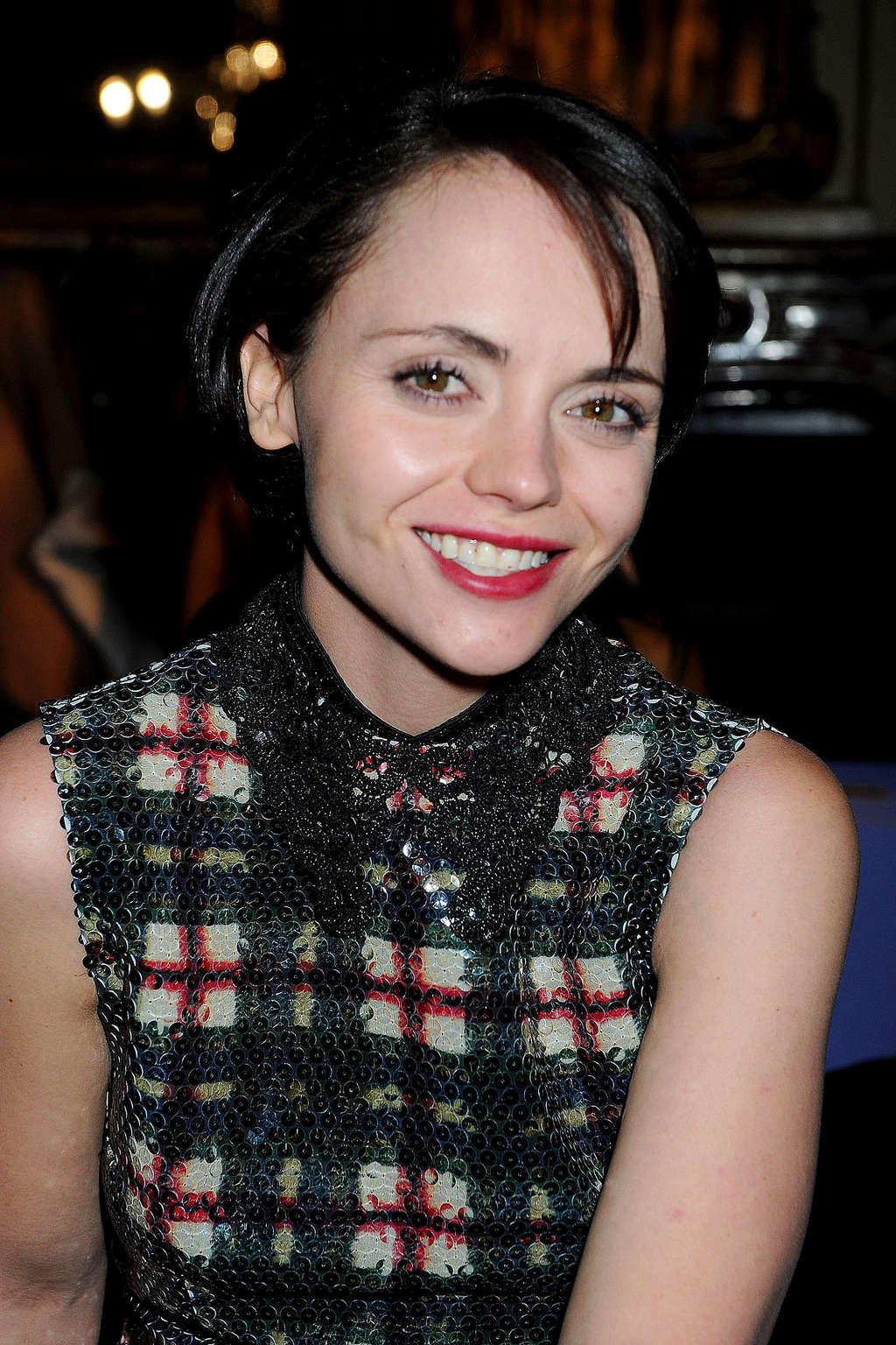 16P Christina Ricci is very drunk on some party paparazzo photos
