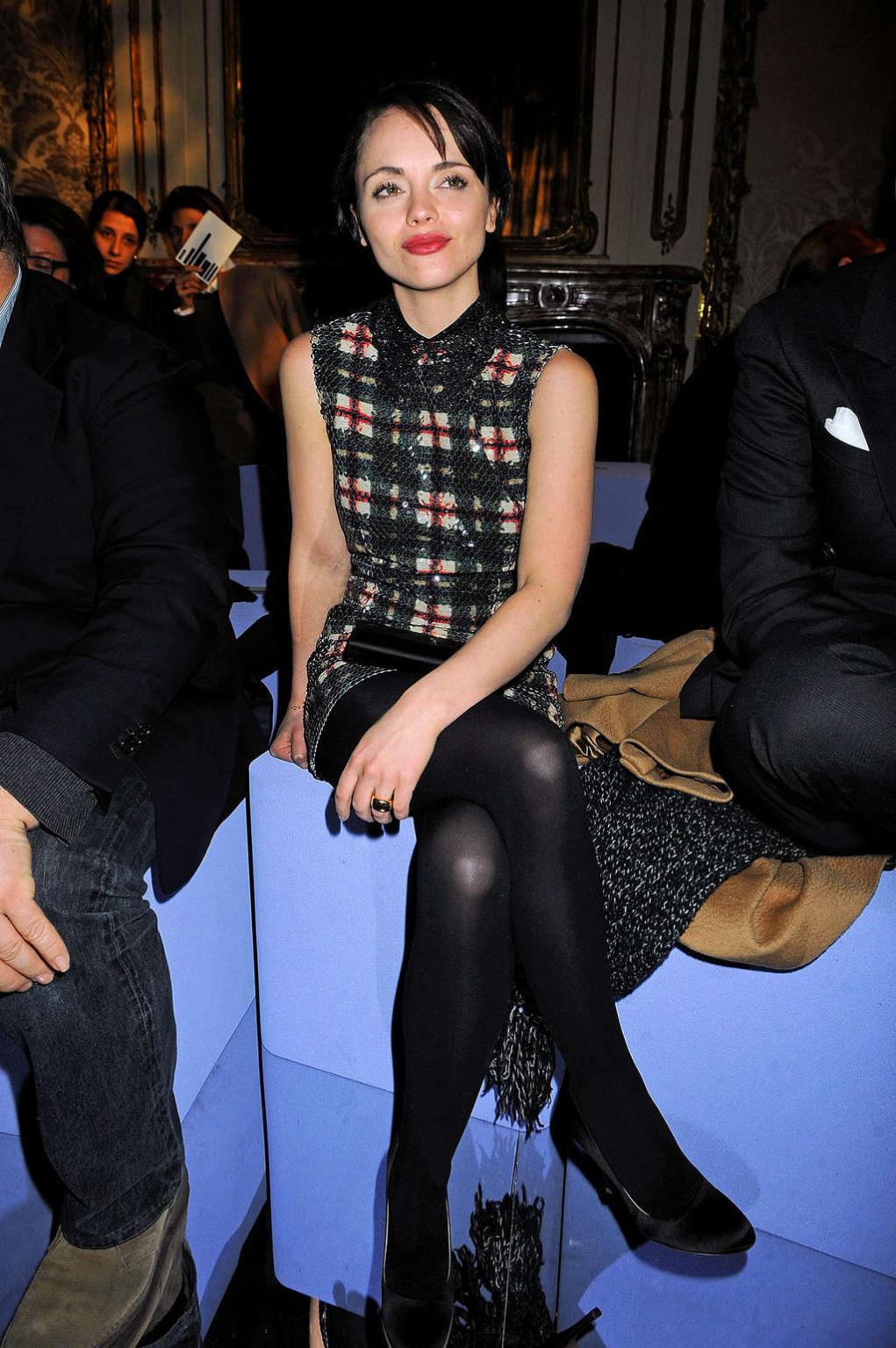 16P Christina Ricci is very drunk on some party paparazzo photos