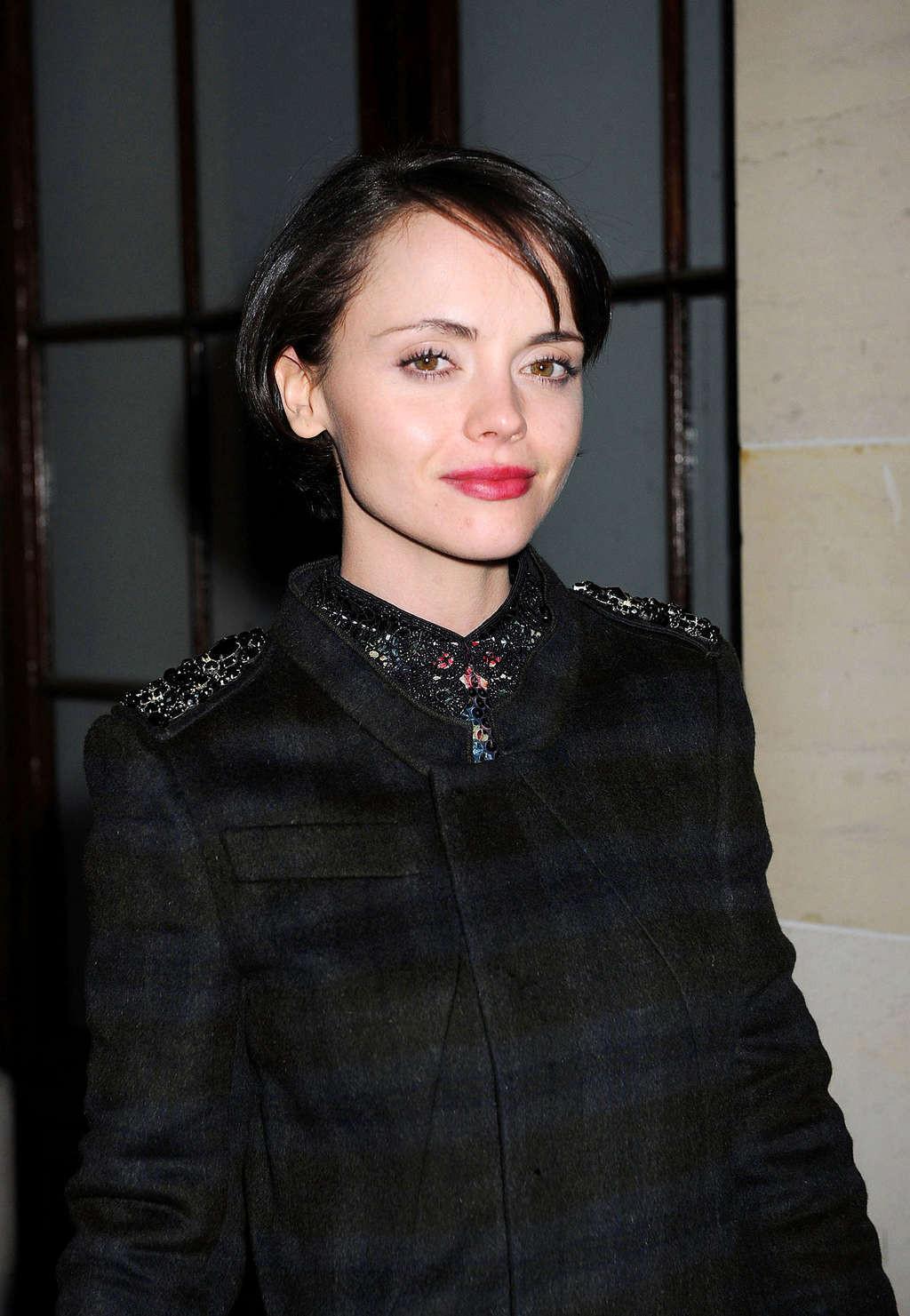 16P Christina Ricci is very drunk on some party paparazzo photos