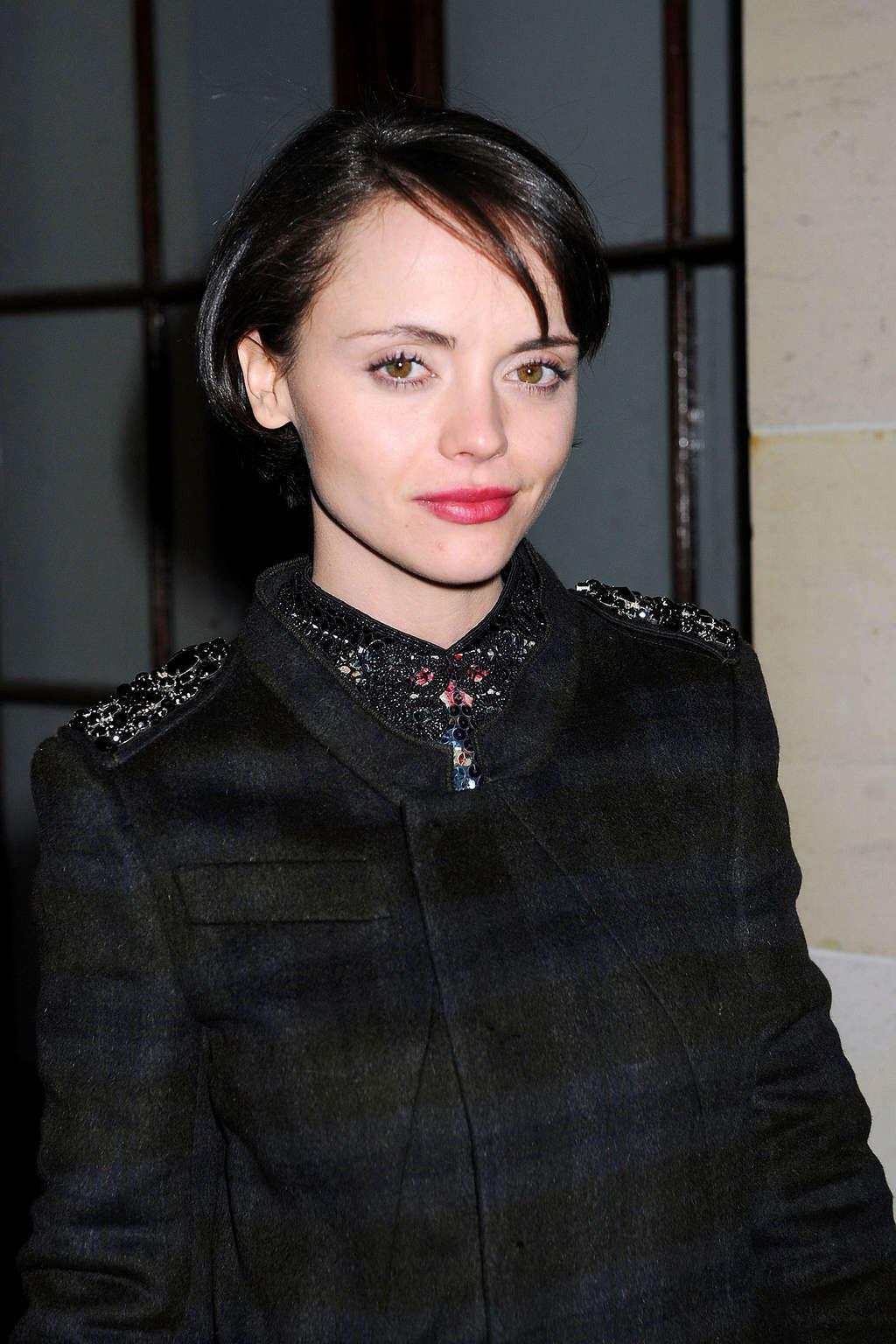 16P Christina Ricci is very drunk on some party paparazzo photos